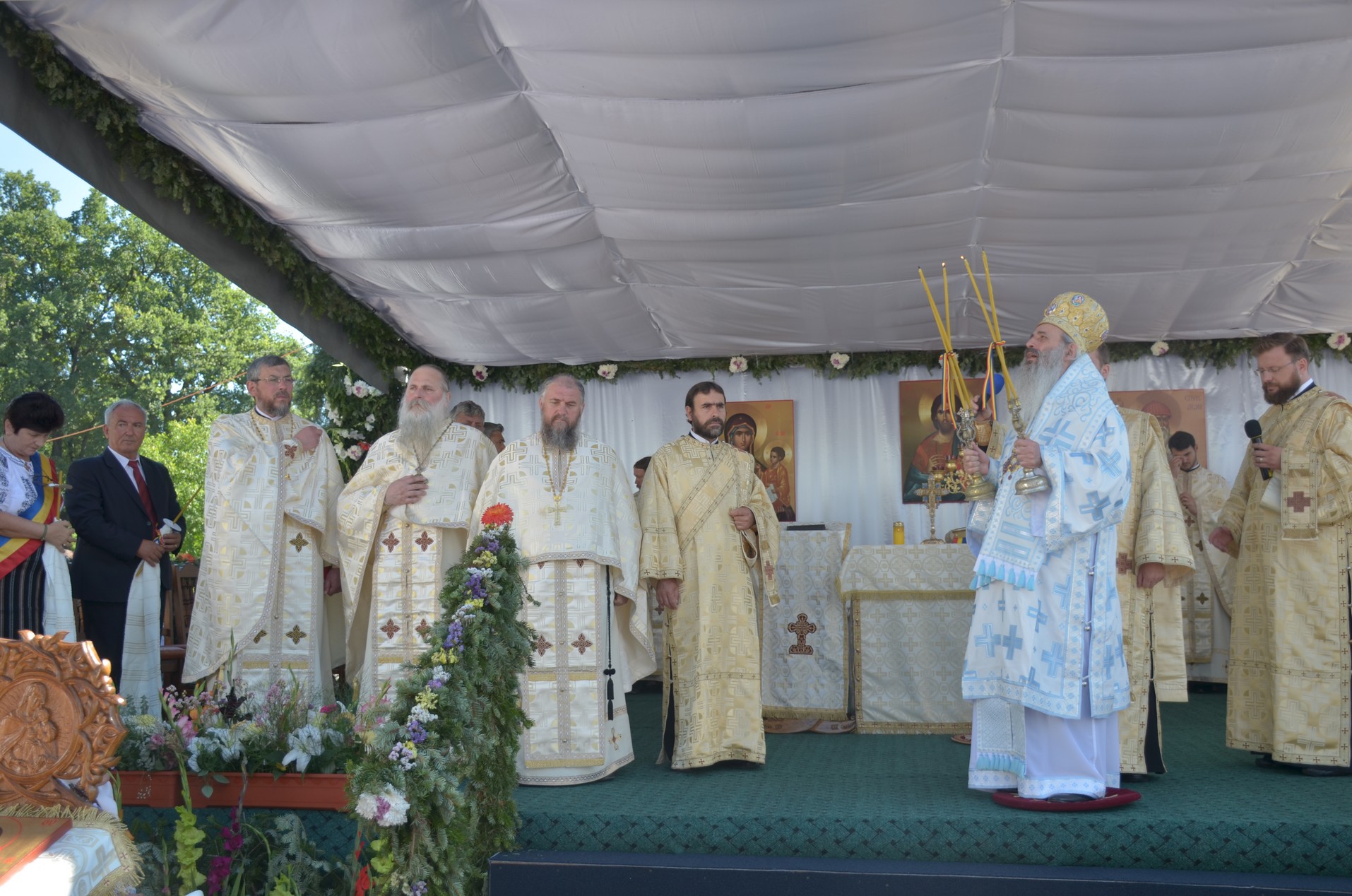 Schitul din „Poiana liniştii”, resfinţit de IPS Mitropolit Teofan