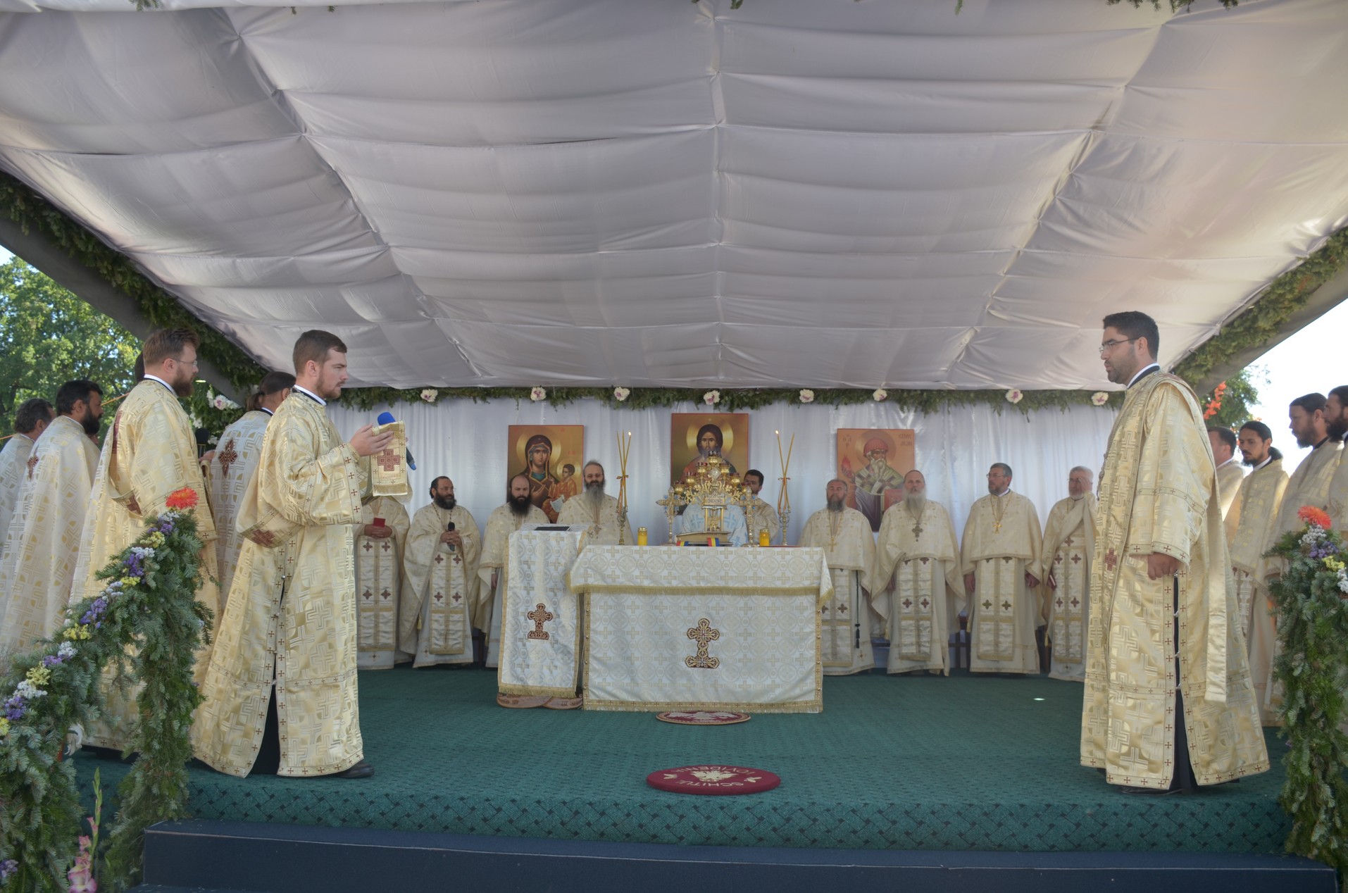 Schitul din „Poiana liniştii”, resfinţit de IPS Mitropolit Teofan