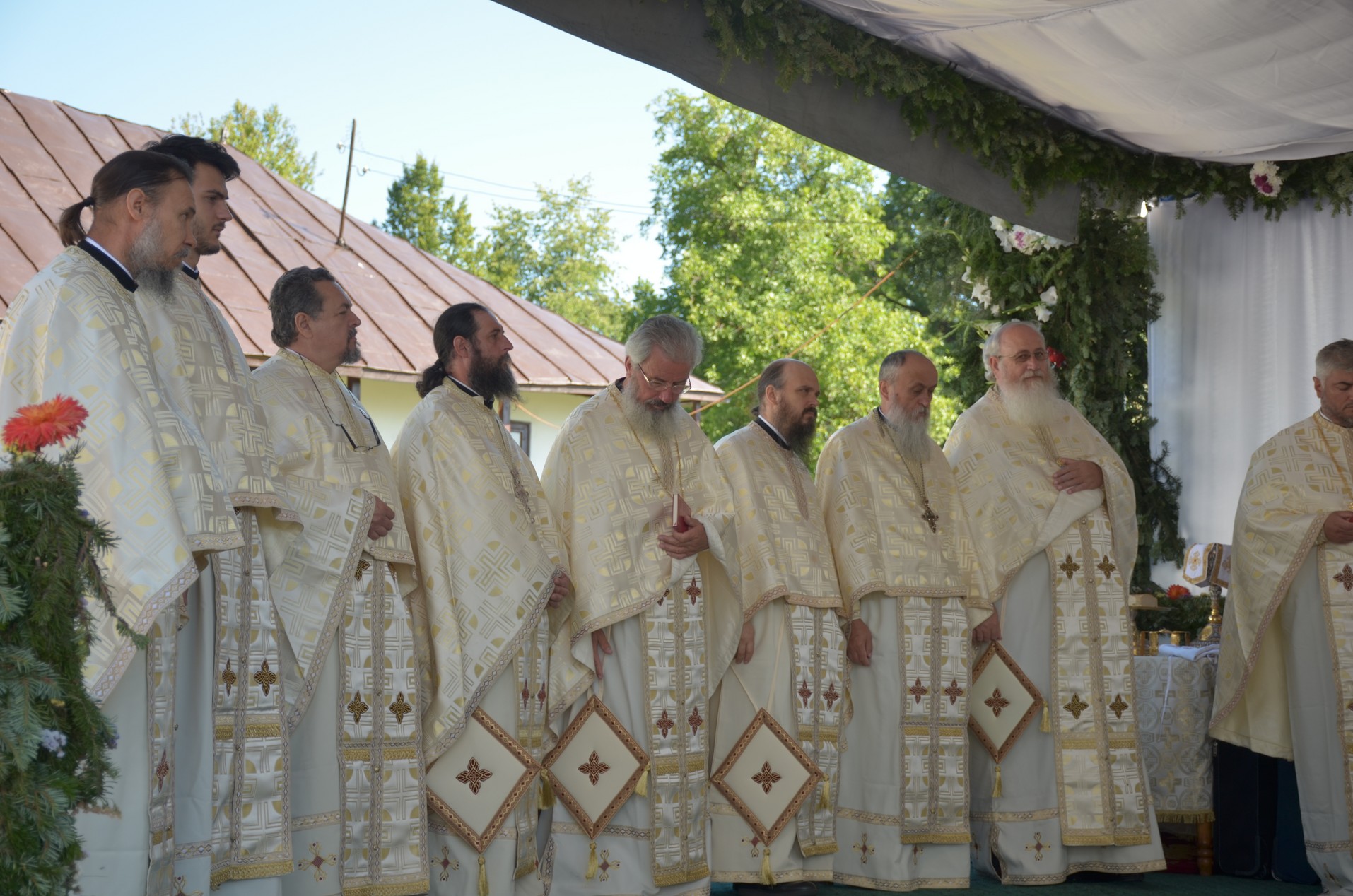 Schitul din „Poiana liniştii”, resfinţit de IPS Mitropolit Teofan