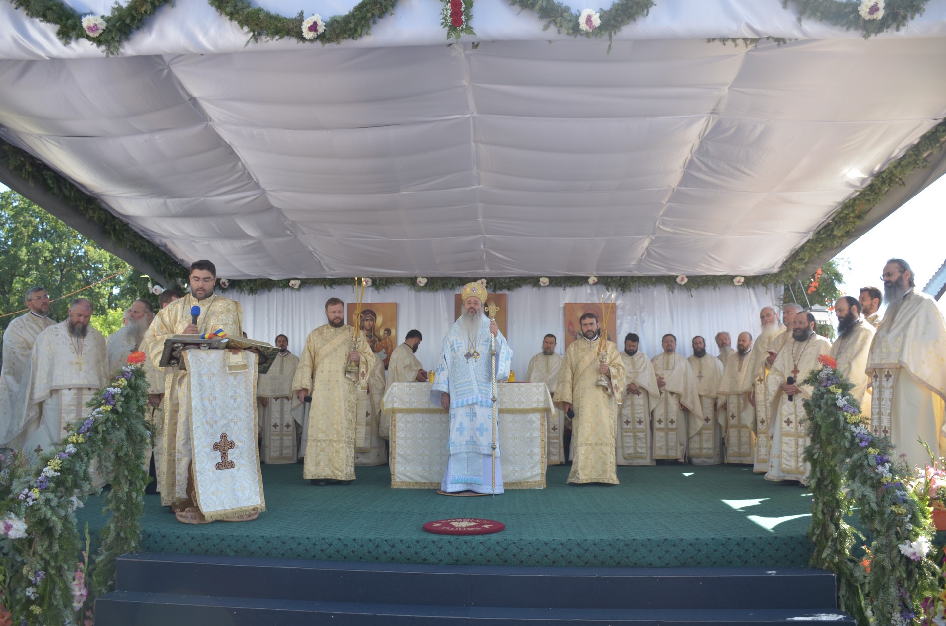 Schitul din „Poiana liniştii”, resfinţit de IPS Mitropolit Teofan