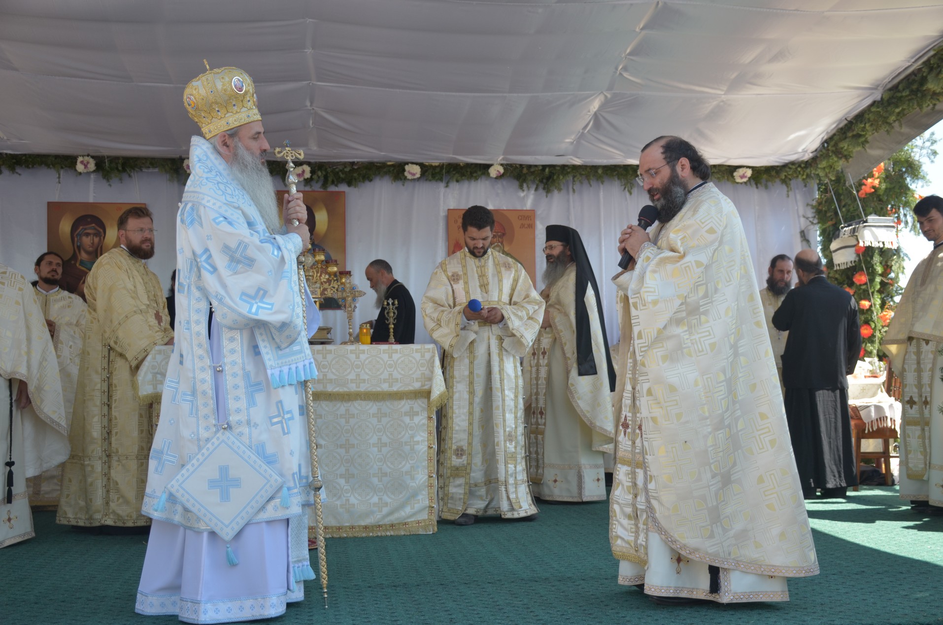 Schitul din „Poiana liniştii”, resfinţit de IPS Mitropolit Teofan