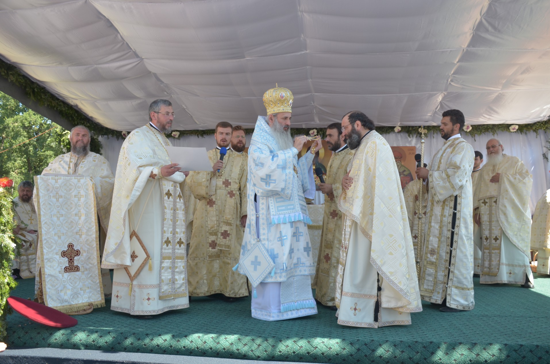 Schitul din „Poiana liniştii”, resfinţit de IPS Mitropolit Teofan