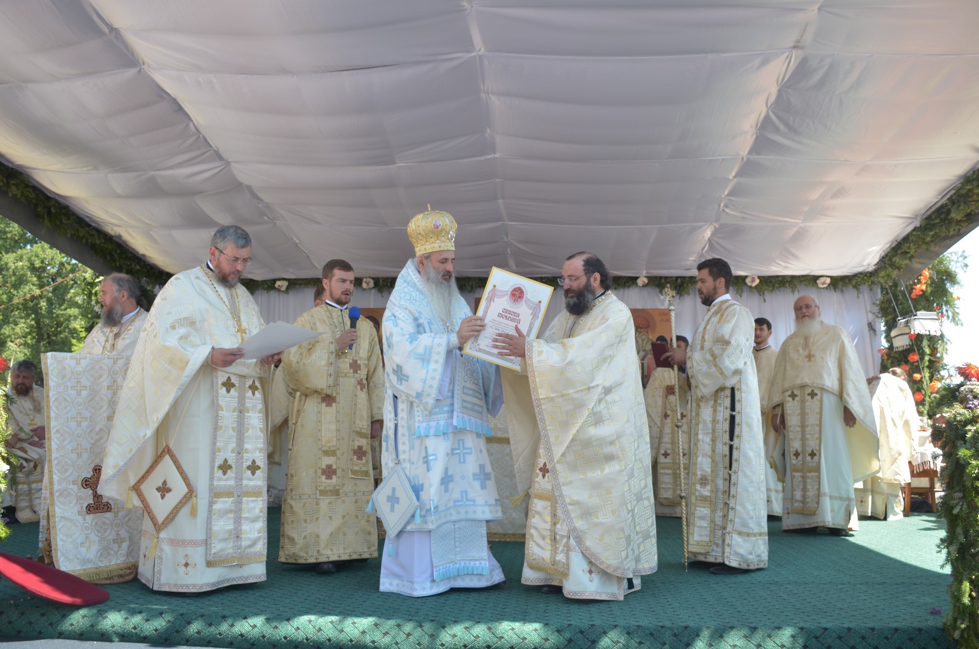 Schitul din „Poiana liniştii”, resfinţit de IPS Mitropolit Teofan