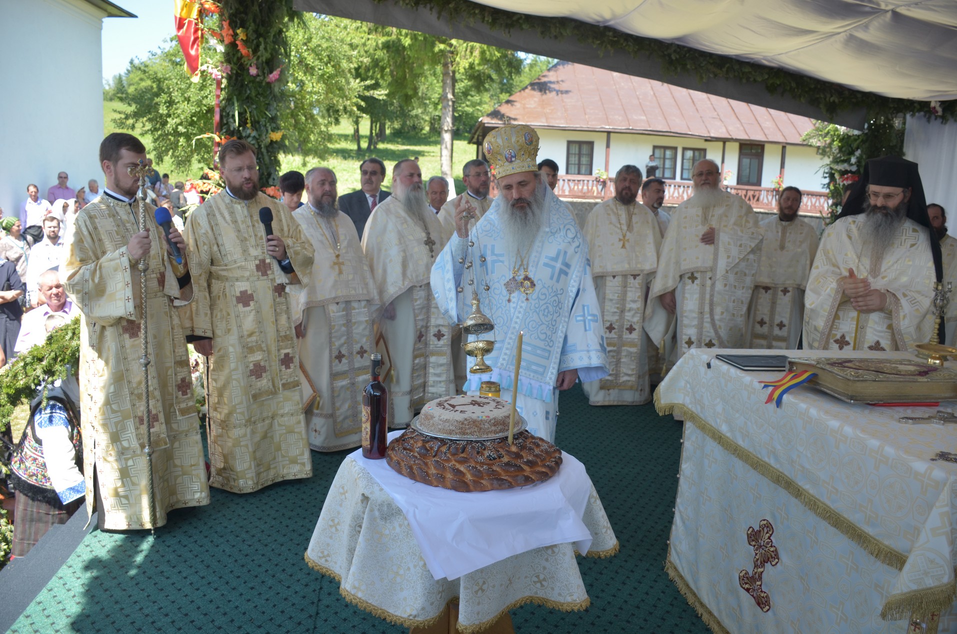 Schitul din „Poiana liniştii”, resfinţit de IPS Mitropolit Teofan