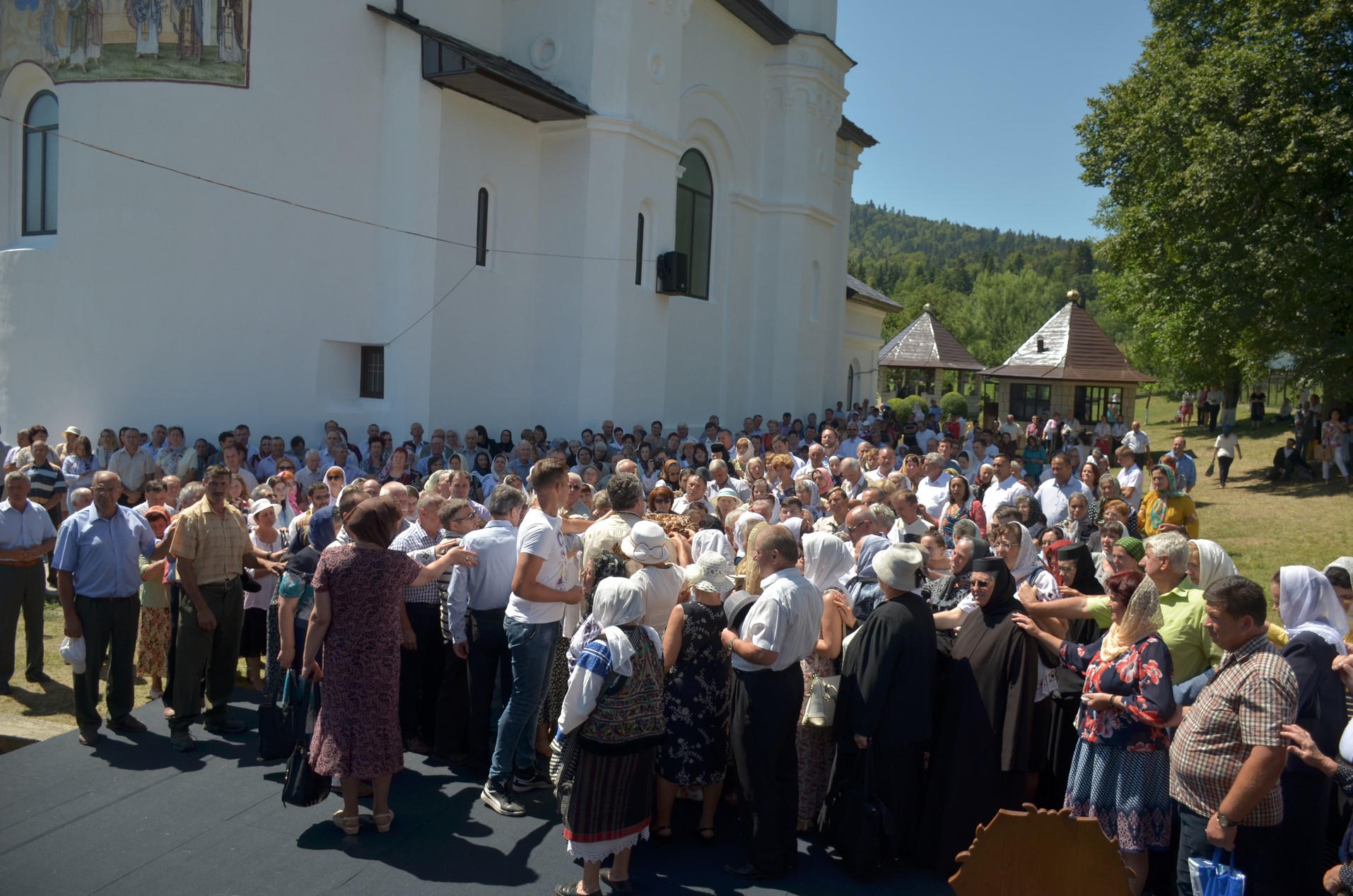 Schitul din „Poiana liniştii”, resfinţit de IPS Mitropolit Teofan