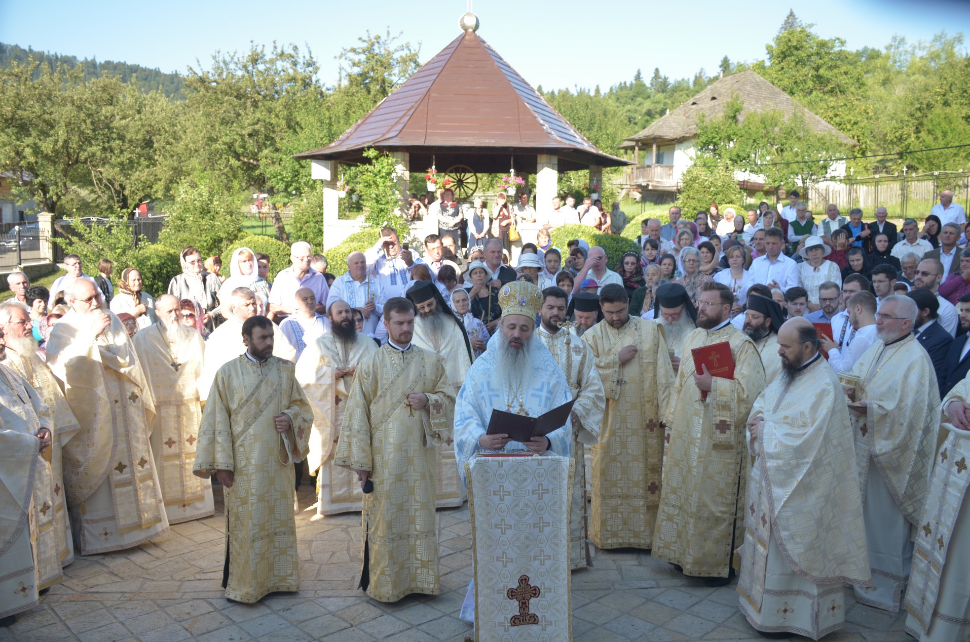 Schitul din „Poiana liniştii”, resfinţit de IPS Mitropolit Teofan