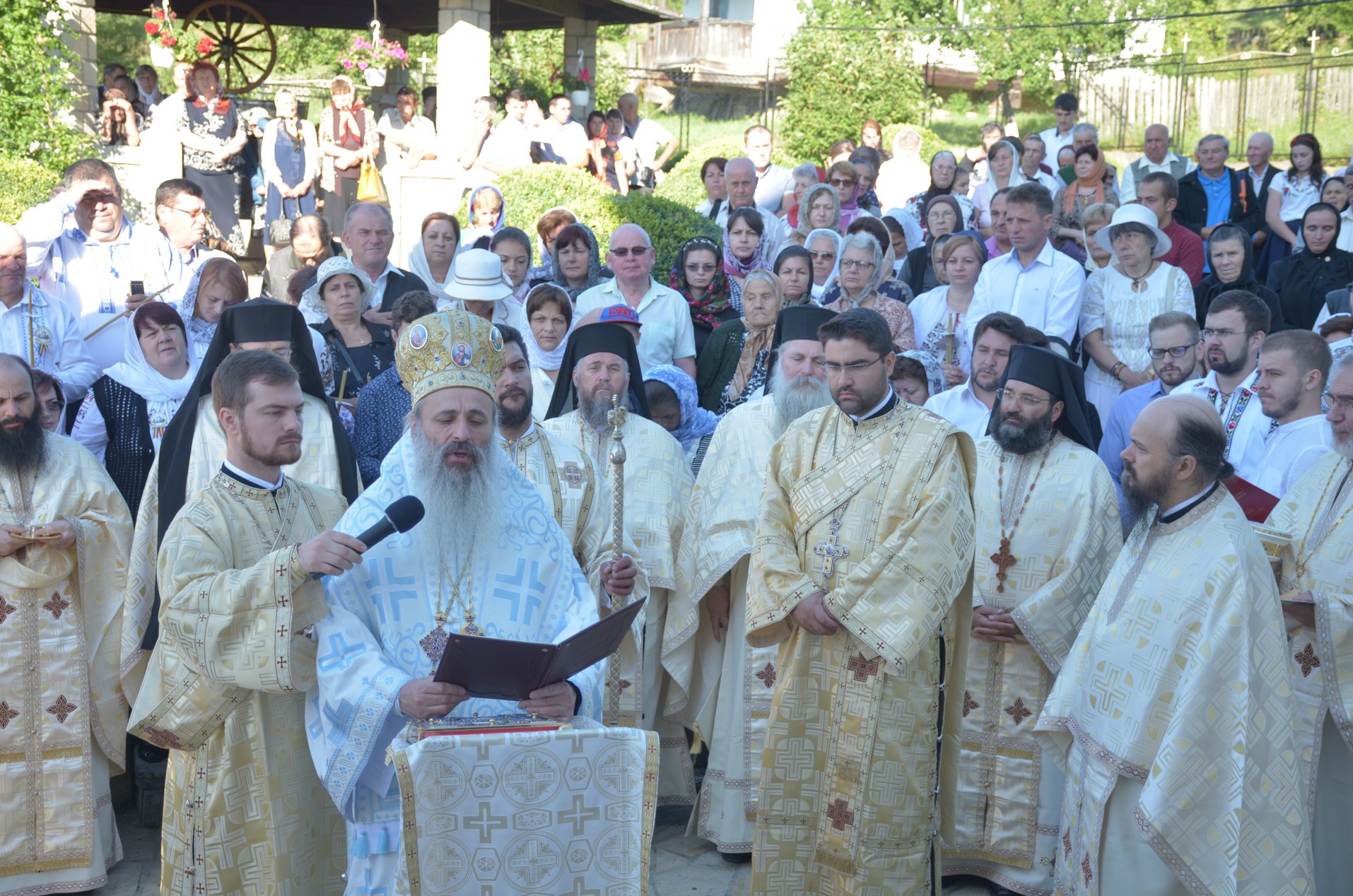 Schitul din „Poiana liniştii”, resfinţit de IPS Mitropolit Teofan