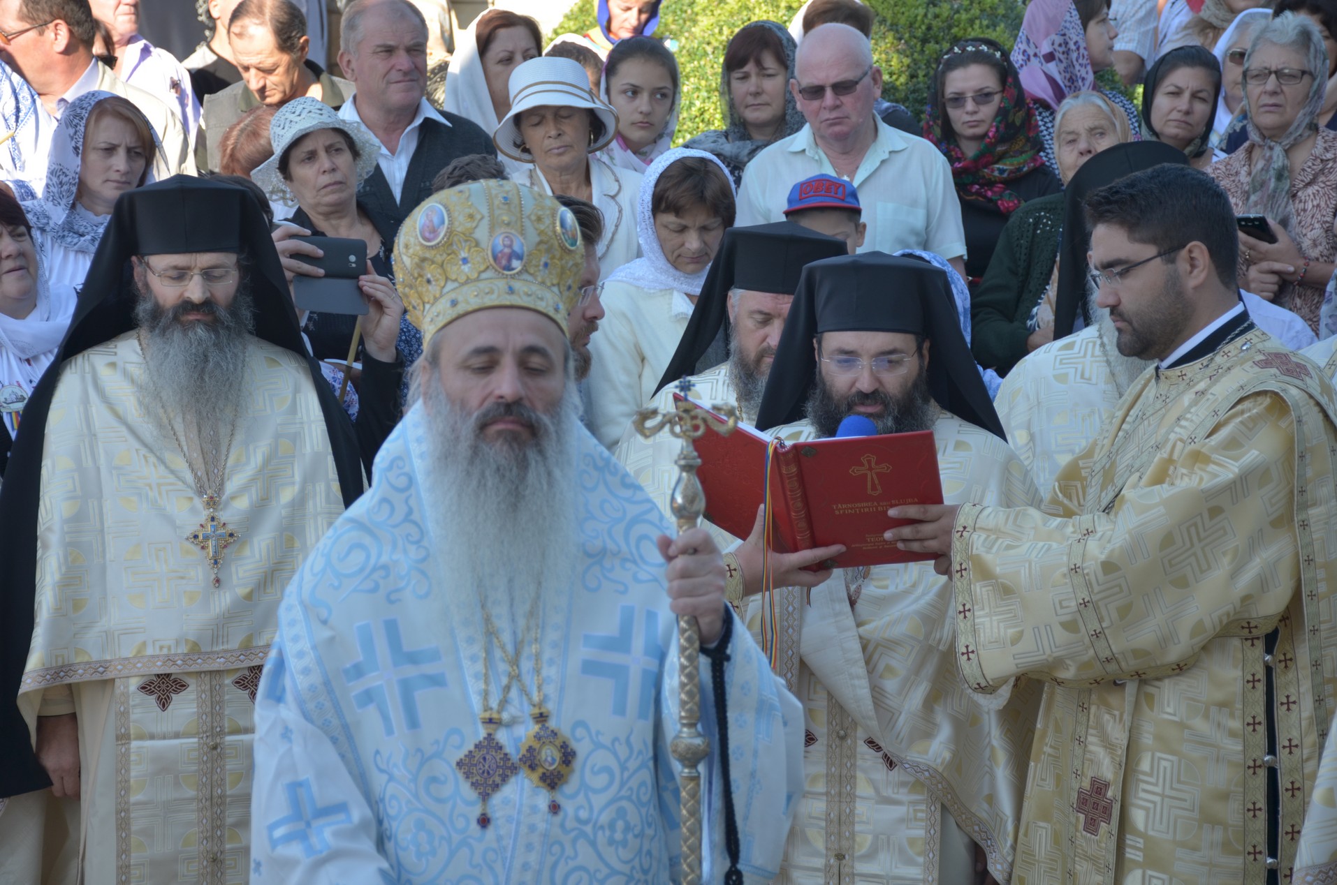 Schitul din „Poiana liniştii”, resfinţit de IPS Mitropolit Teofan