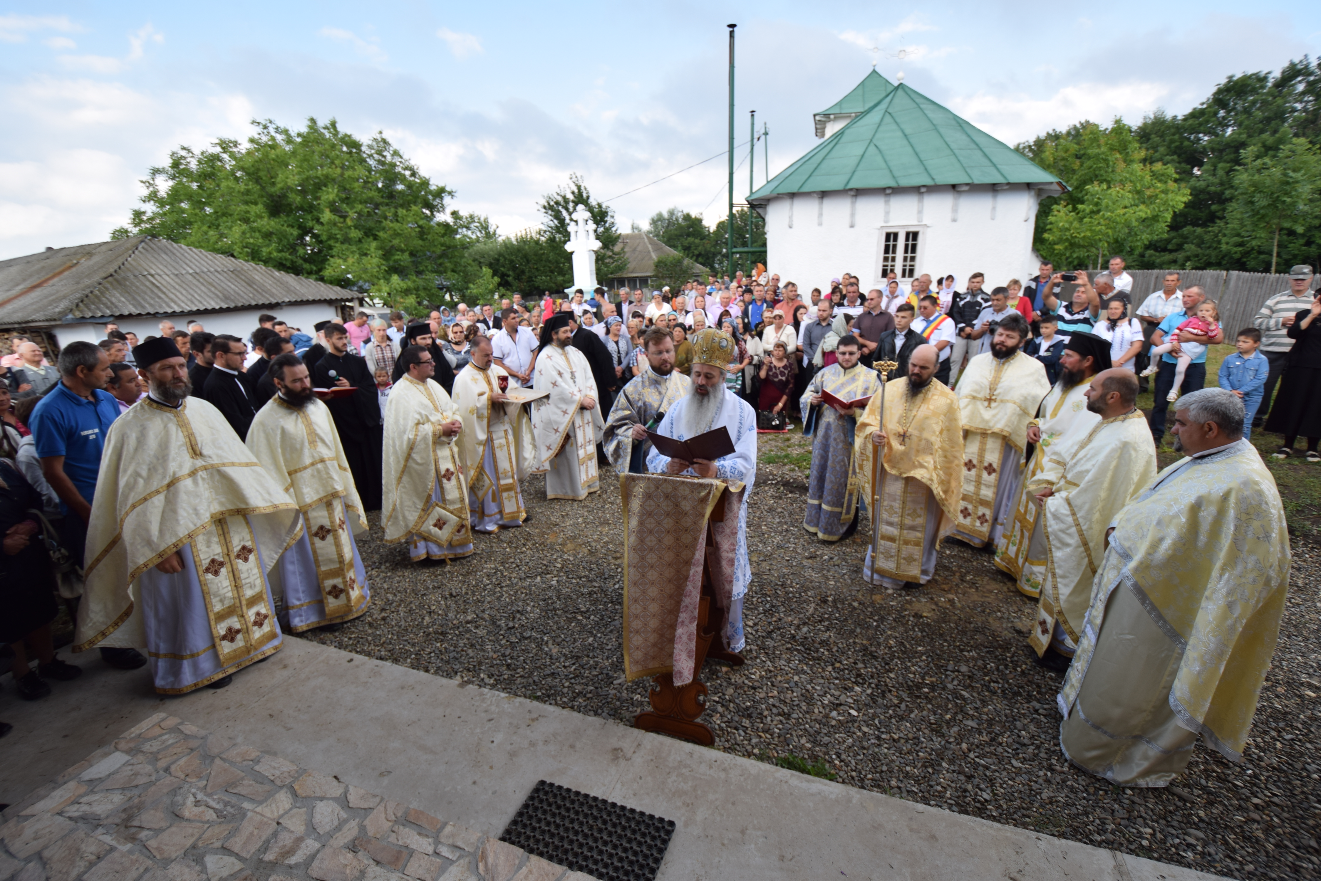 Sfințire de biserică la Mănăstirea Dagâța Sfințire de biserică la Mănăstirea Dagâța
