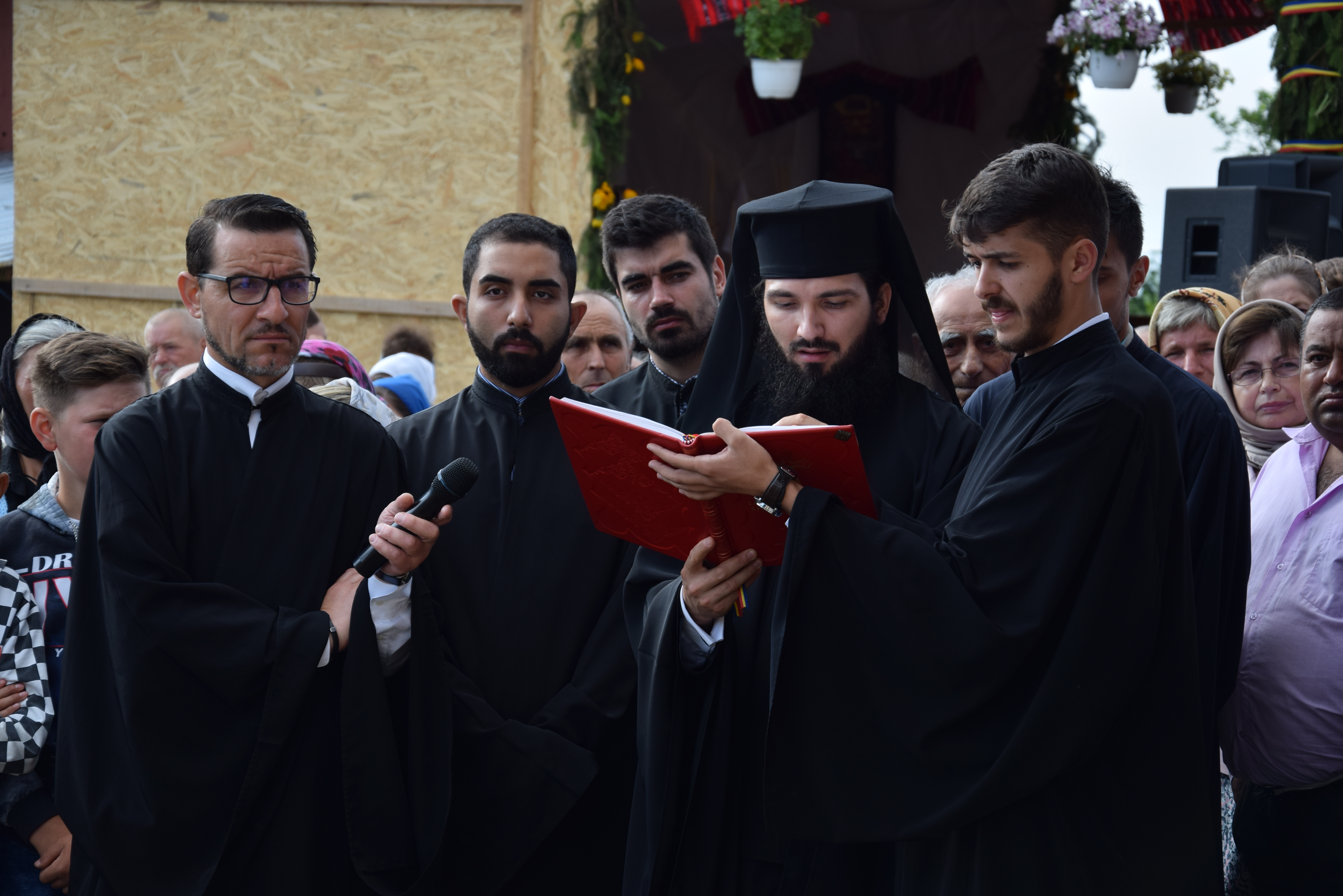 Sfințire de biserică la Mănăstirea Dagâța Sfințire de biserică la Mănăstirea Dagâța