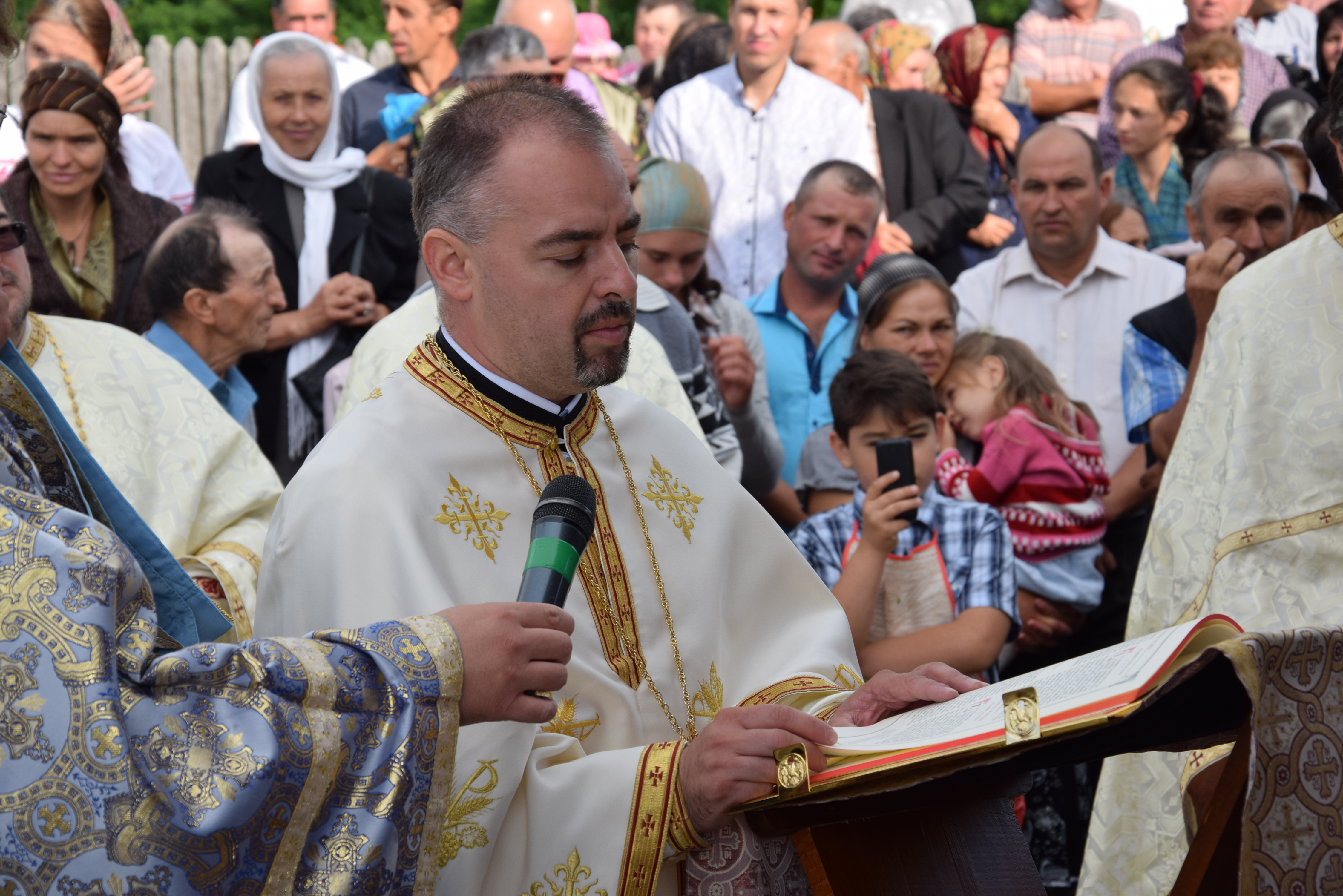 Sfințire de biserică la Mănăstirea Dagâța Sfințire de biserică la Mănăstirea Dagâța