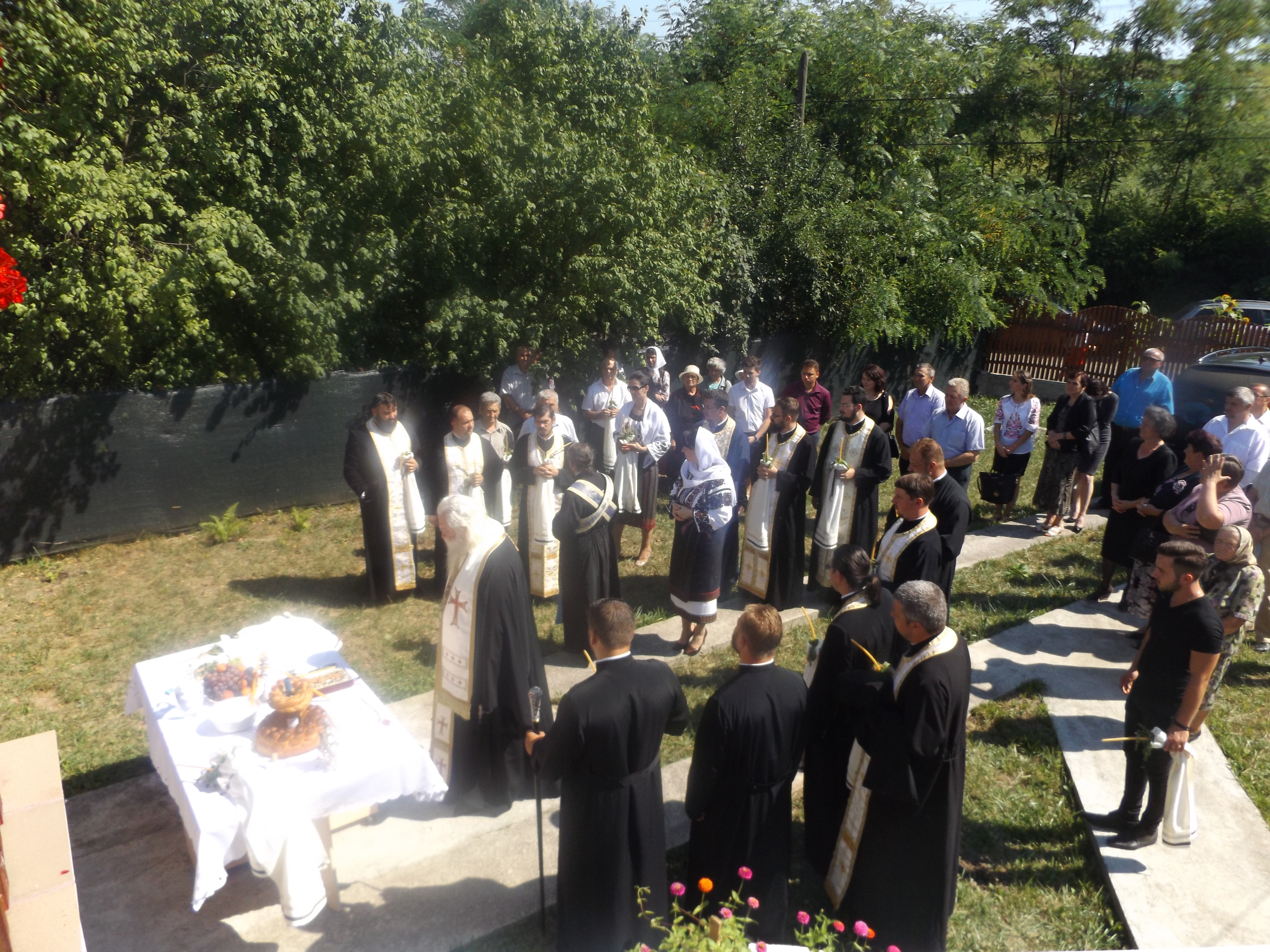 Liturghie arhierească şi sfinţire de casă parohială la Hilişeu Horia Liturghie arhierească şi sfinţire de casă parohială la Hilişeu Horia