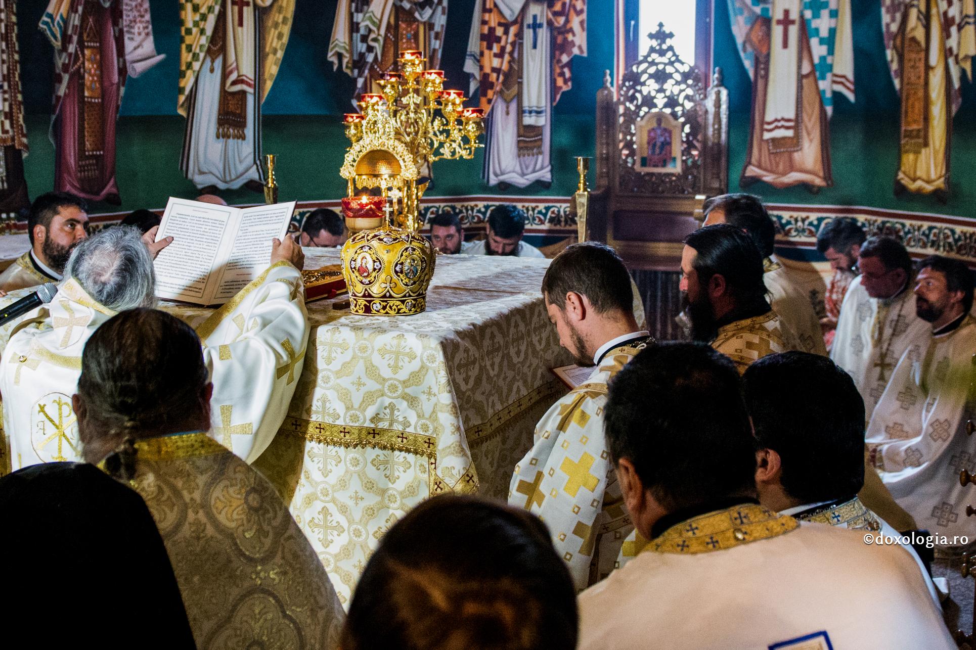 Sfinții Rafail, Nicolae și Irina vindecă un duhovnic bătrân și, smeriți, îi cer binecuvântare / Foto: Oana Nechifor sobor de preoți în altar