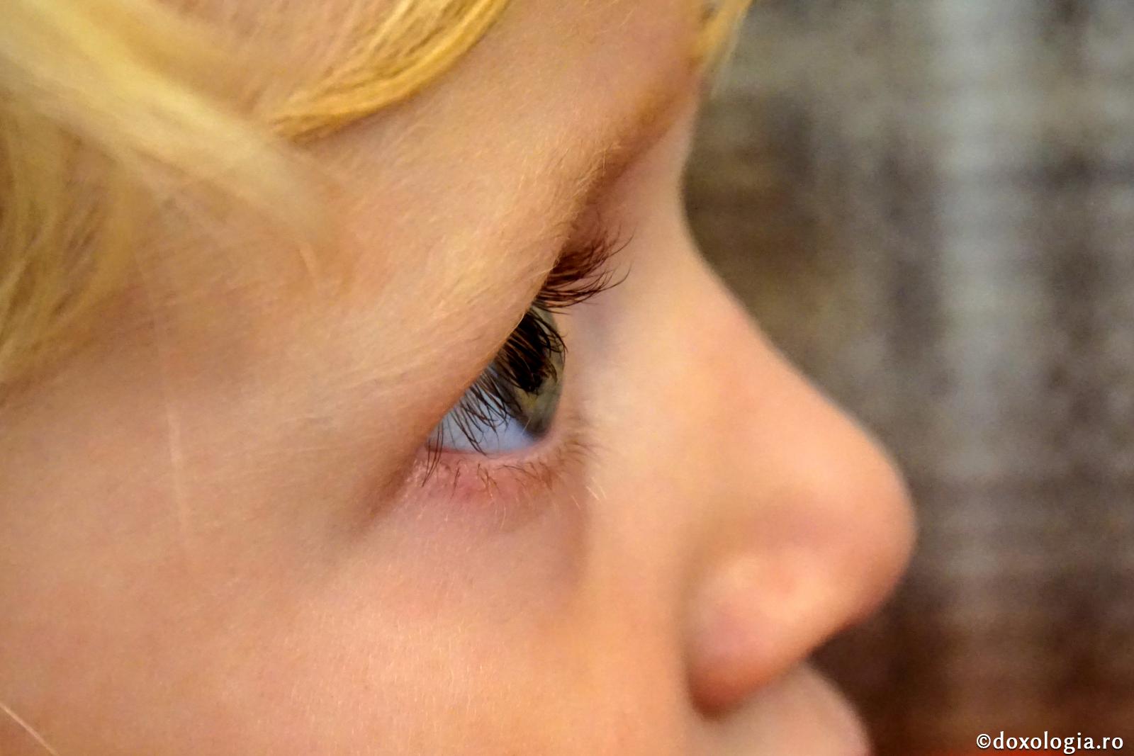 Enervarea repetată a părinților fisurează relația cu copilul / Foto: Oana Nechifor privire de copil