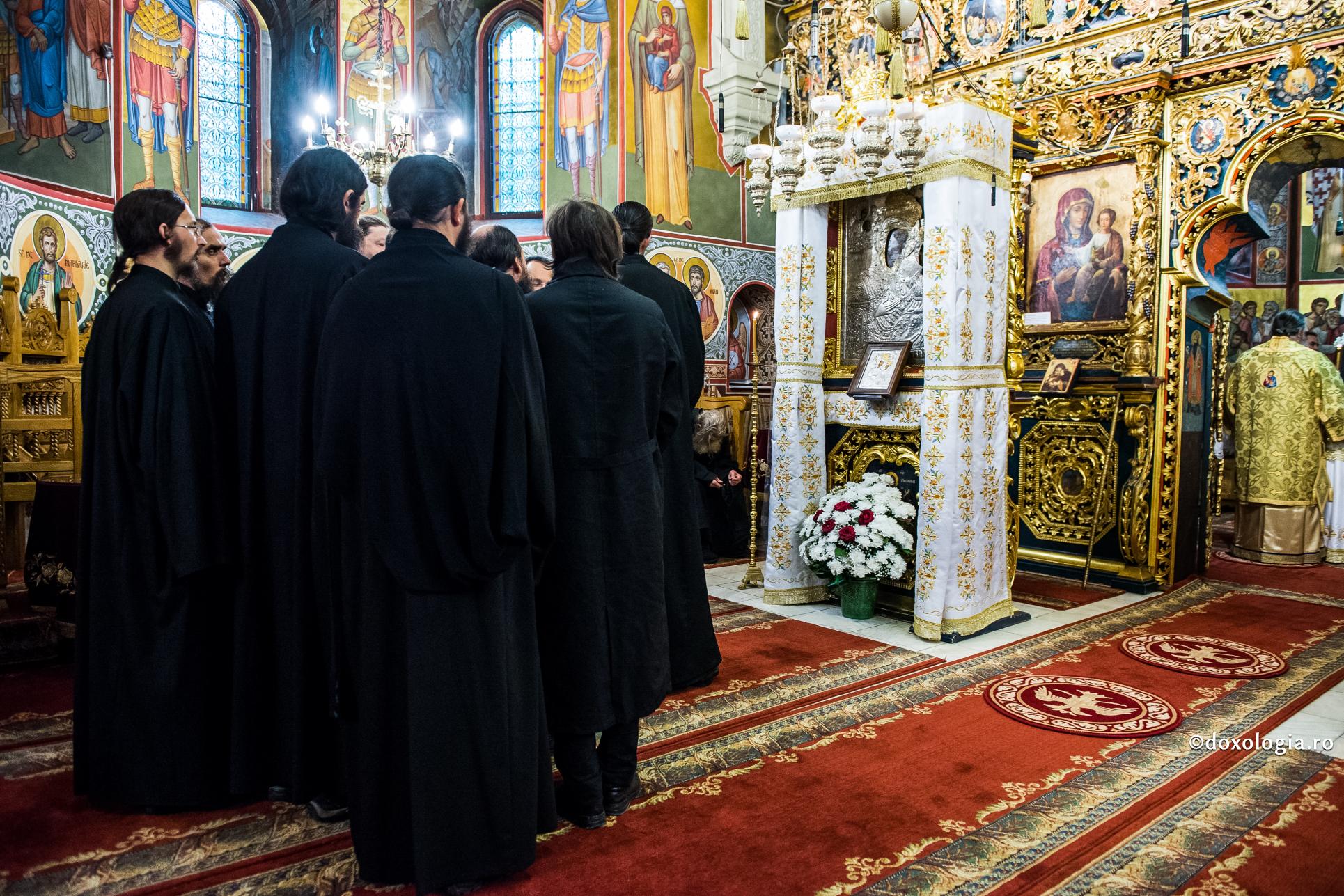 (Video) Când a început preacinstirea Maicii Domnului?