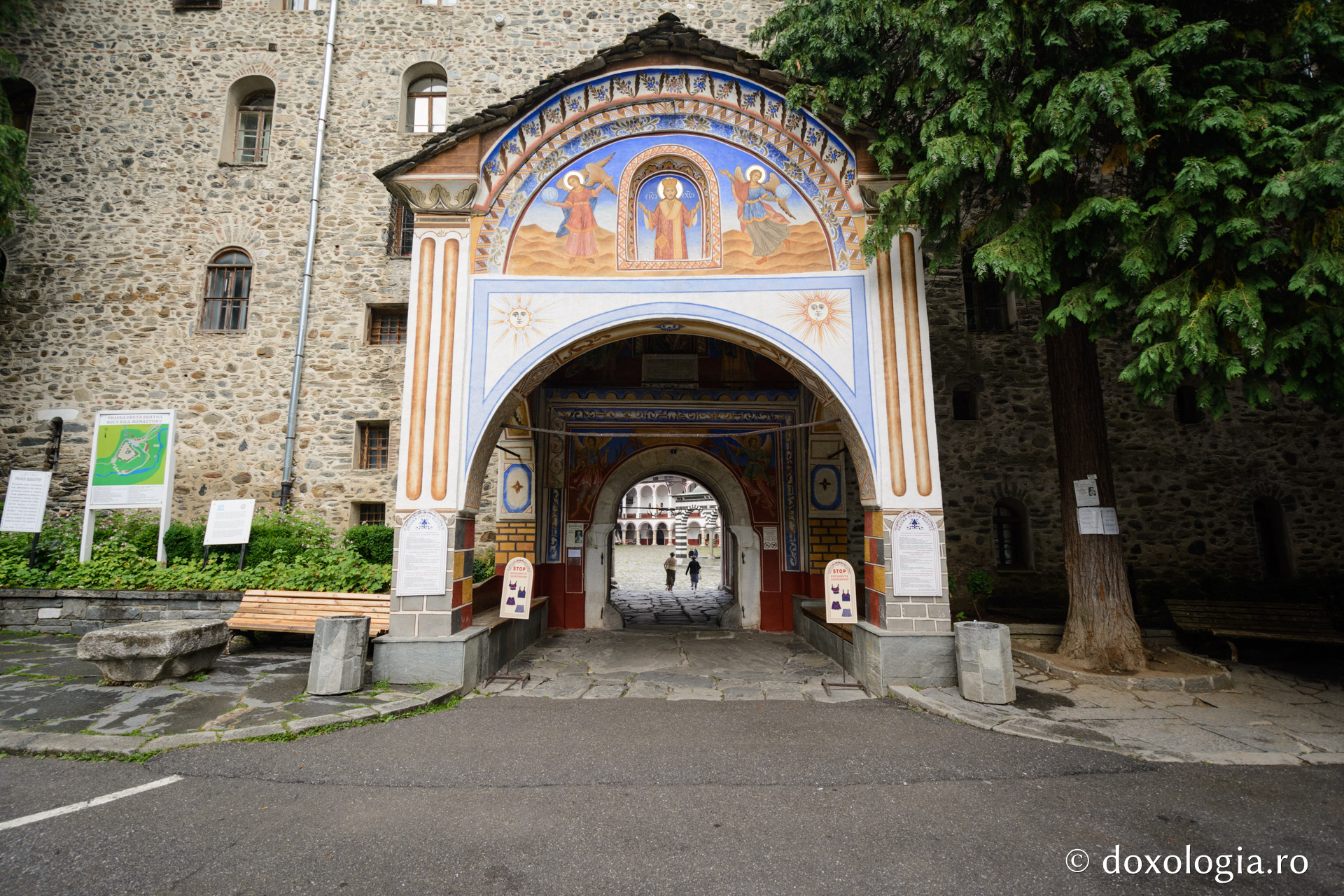 (Foto) Frescele Mănăstirii Sfântul Ioan de la Rila