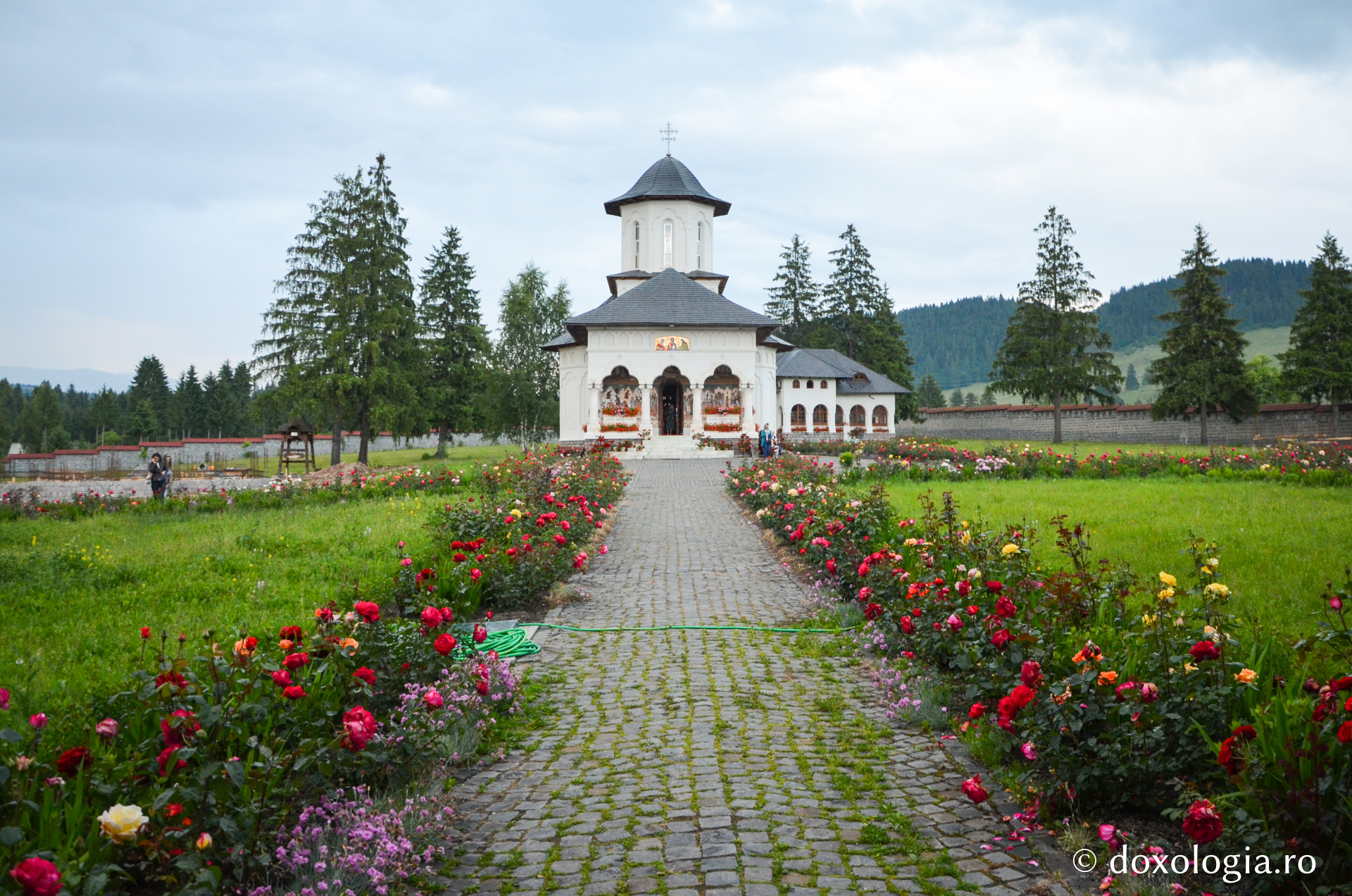 (Foto) Mănăstirea Izvorul Mureșului