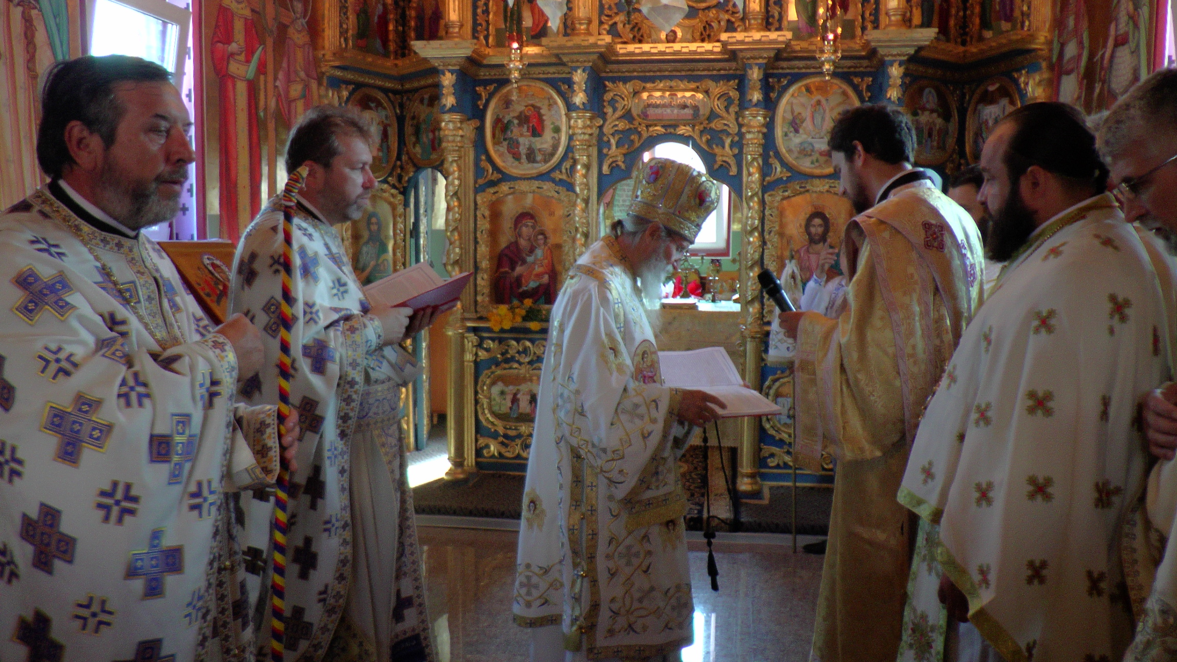 A fost sfinţit primul spital al Arhiepiscopiei Sucevei şi Rădăuţilor: „Un spaţiu al vindecării trupeşti şi sufleteşti“