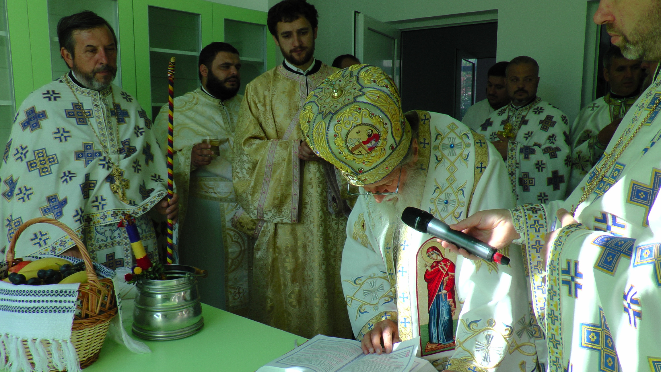 A fost sfinţit primul spital al Arhiepiscopiei Sucevei şi Rădăuţilor: „Un spaţiu al vindecării trupeşti şi sufleteşti“