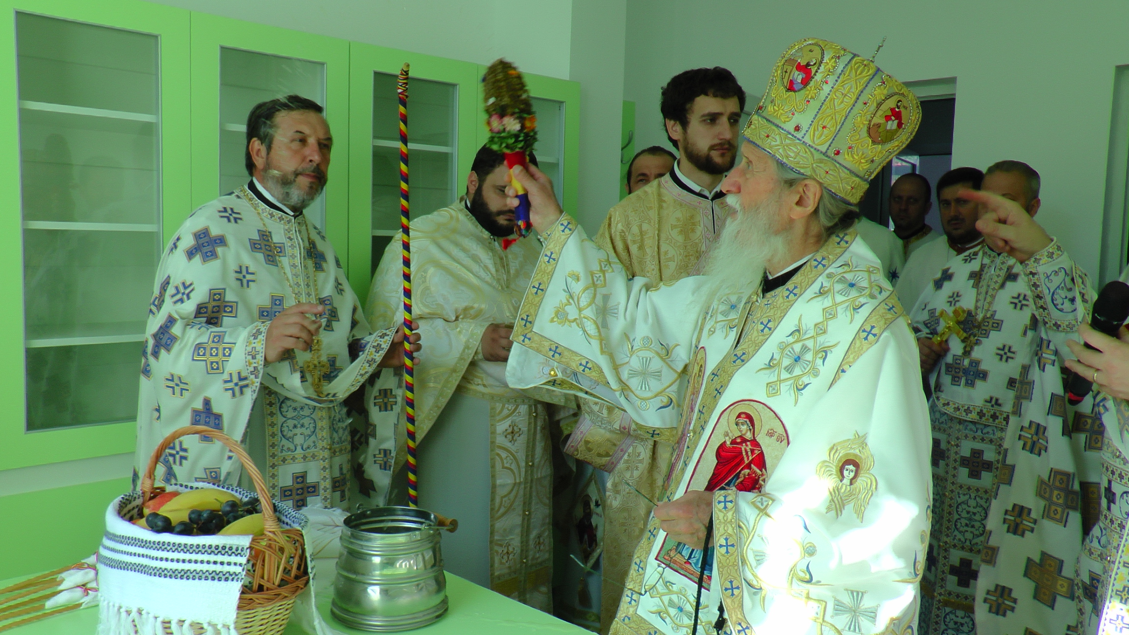 A fost sfinţit primul spital al Arhiepiscopiei Sucevei şi Rădăuţilor: „Un spaţiu al vindecării trupeşti şi sufleteşti“