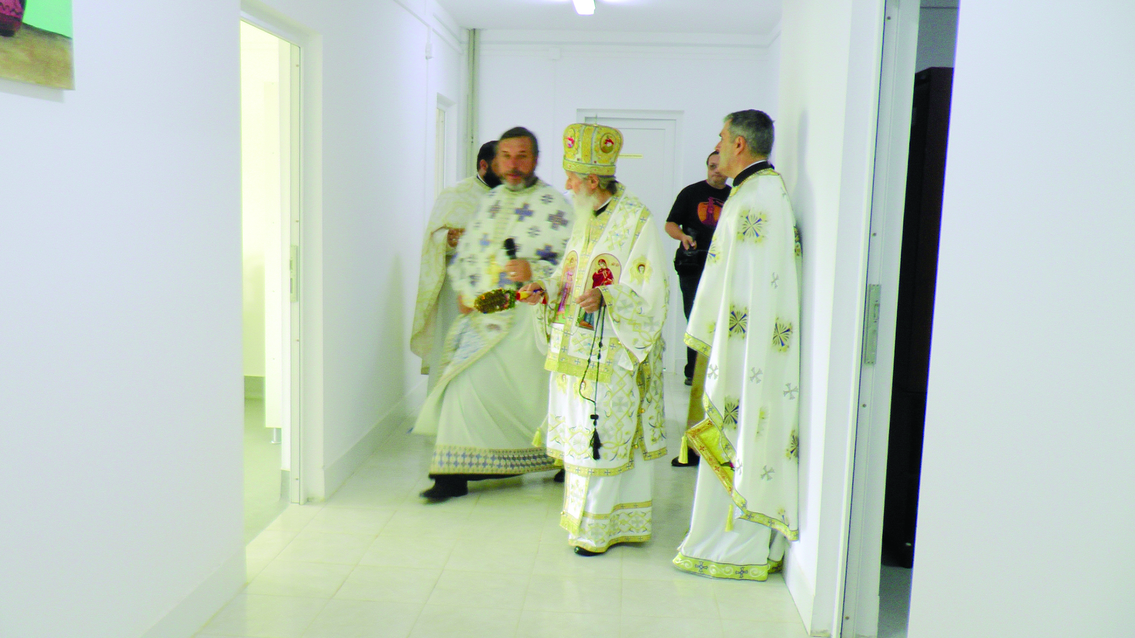 A fost sfinţit primul spital al Arhiepiscopiei Sucevei şi Rădăuţilor: „Un spaţiu al vindecării trupeşti şi sufleteşti“