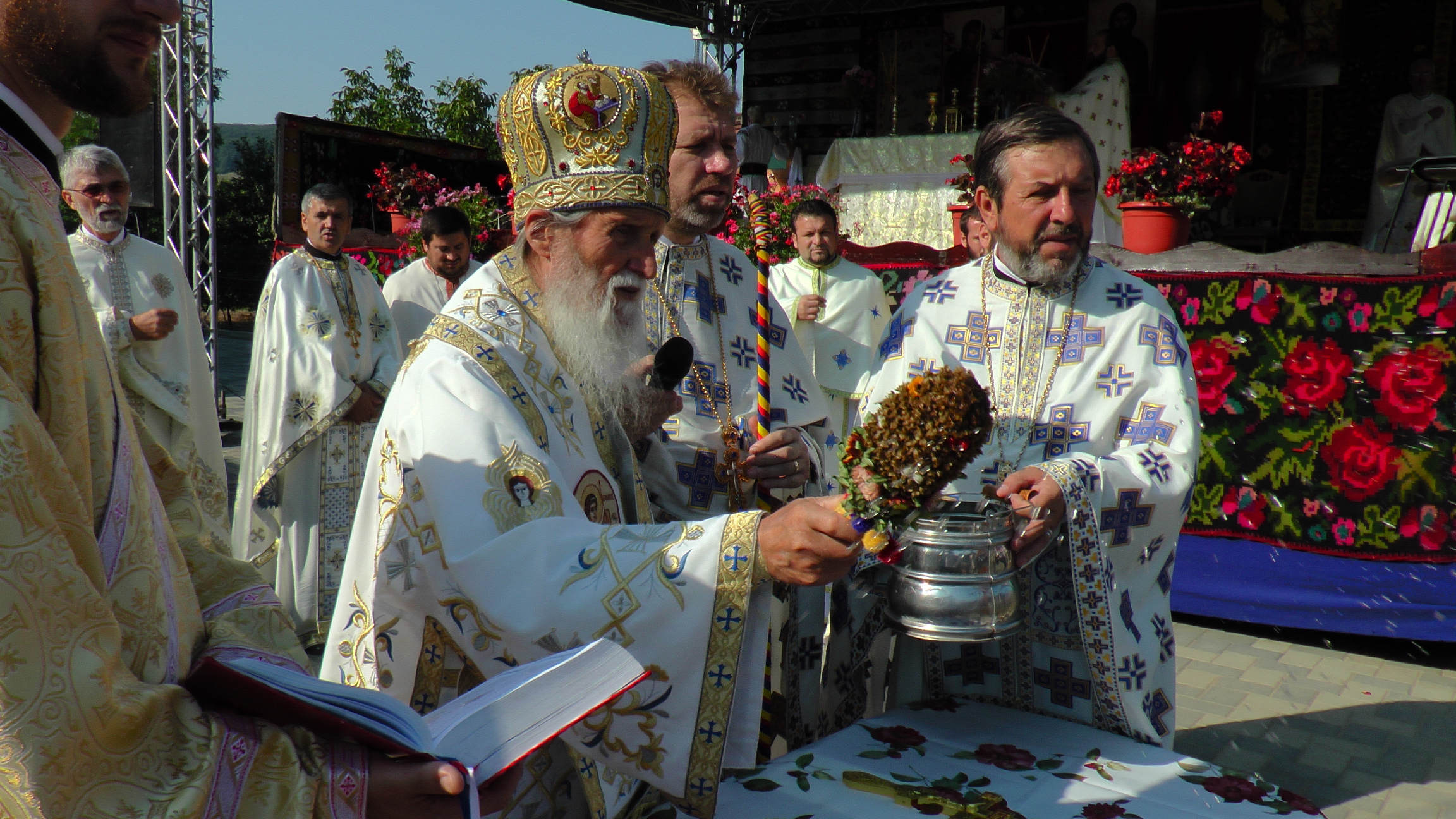 A fost sfinţit primul spital al Arhiepiscopiei Sucevei şi Rădăuţilor: „Un spaţiu al vindecării trupeşti şi sufleteşti“