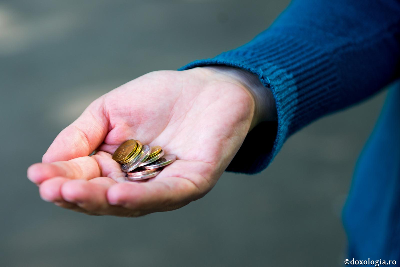 monede în palmă