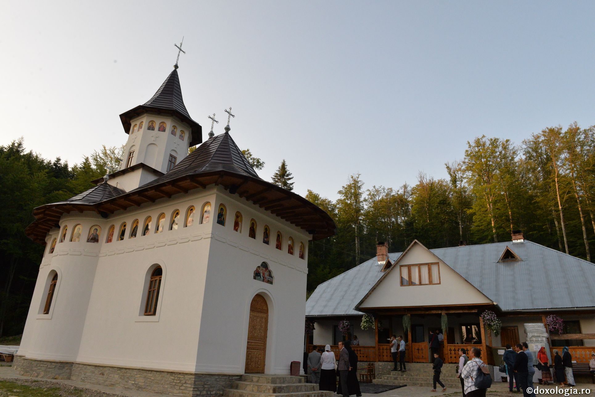 Biserica Schitului Icoana Veche, sfinţită de patru ierarhi