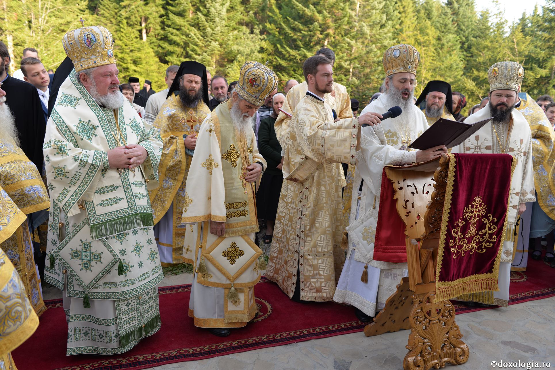 Biserica Schitului Icoana Veche, sfinţită de patru ierarhi