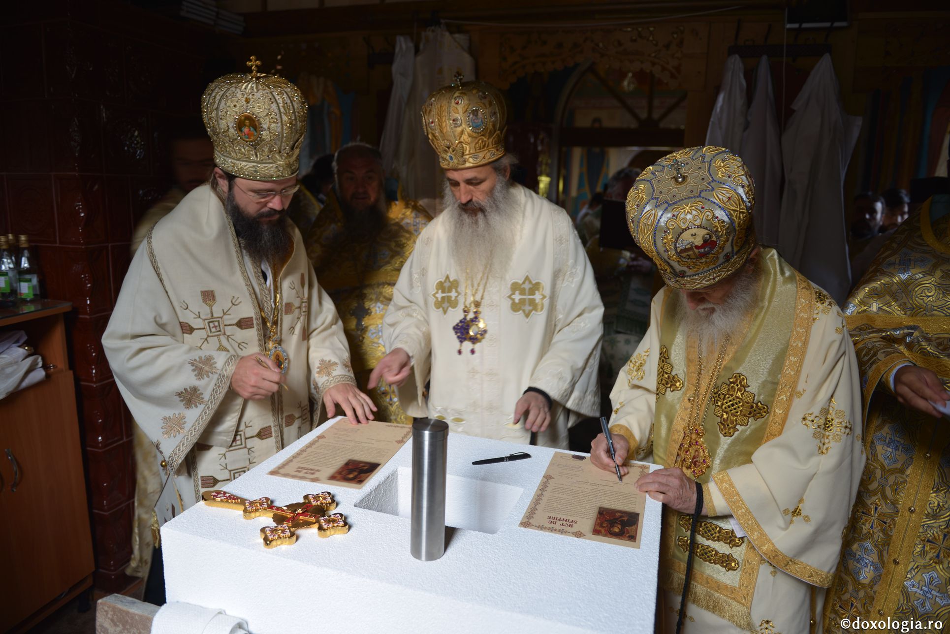 Biserica Schitului Icoana Veche, sfinţită de patru ierarhi