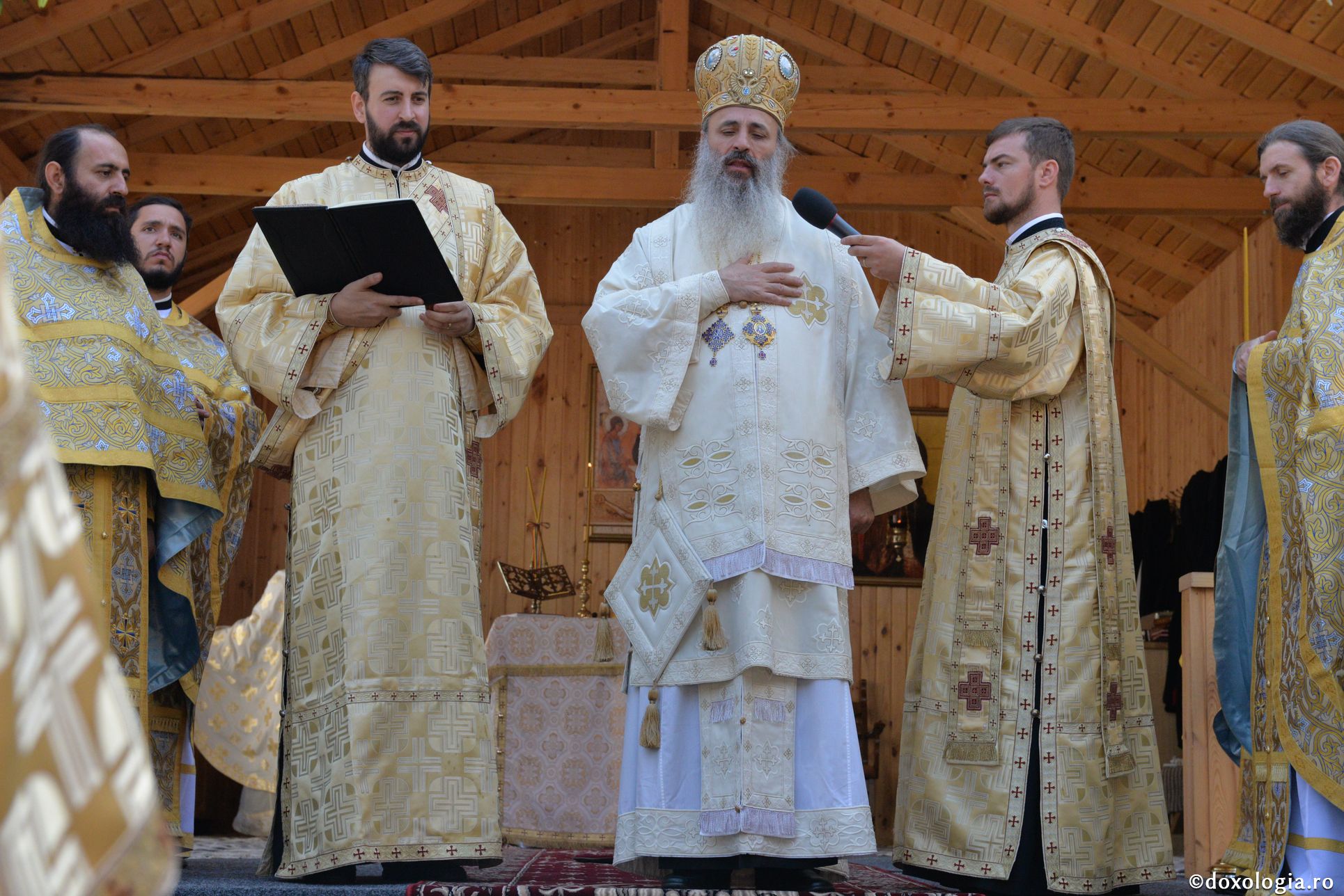 Biserica Schitului Icoana Veche, sfinţită de patru ierarhi