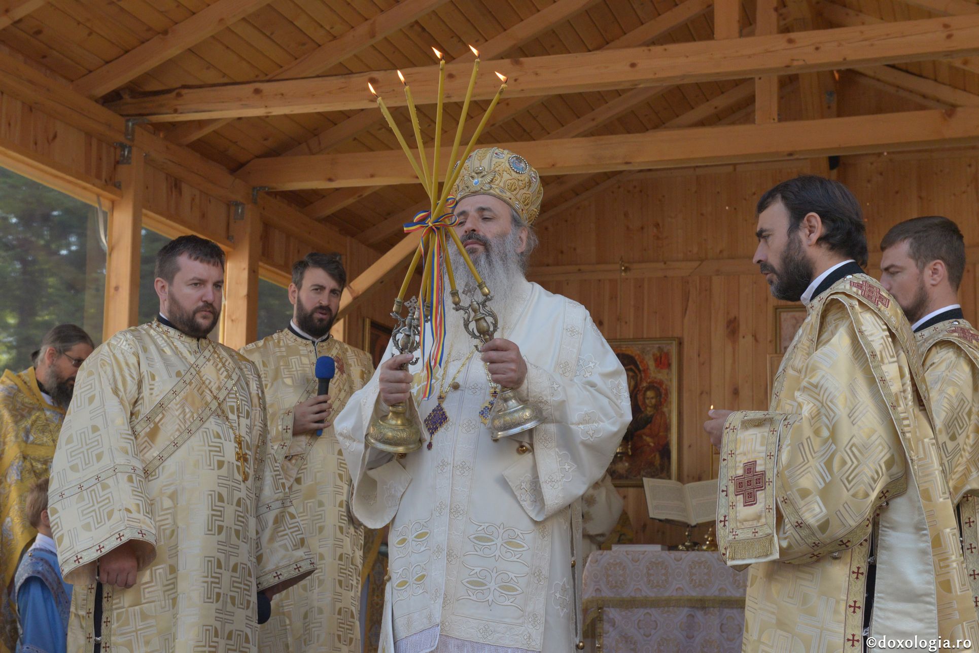 Biserica Schitului Icoana Veche, sfinţită de patru ierarhi