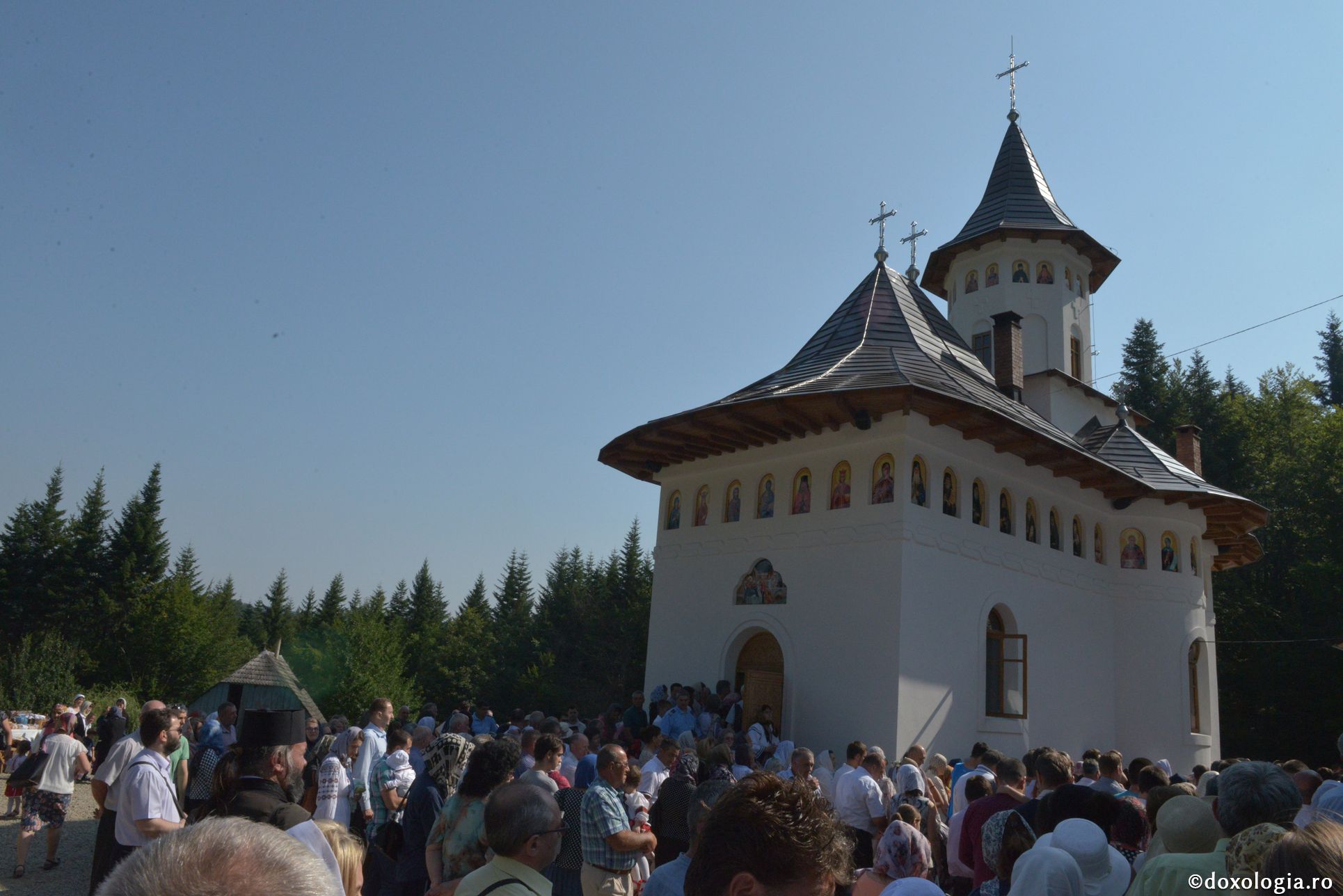 Biserica Schitului Icoana Veche, sfinţită de patru ierarhi