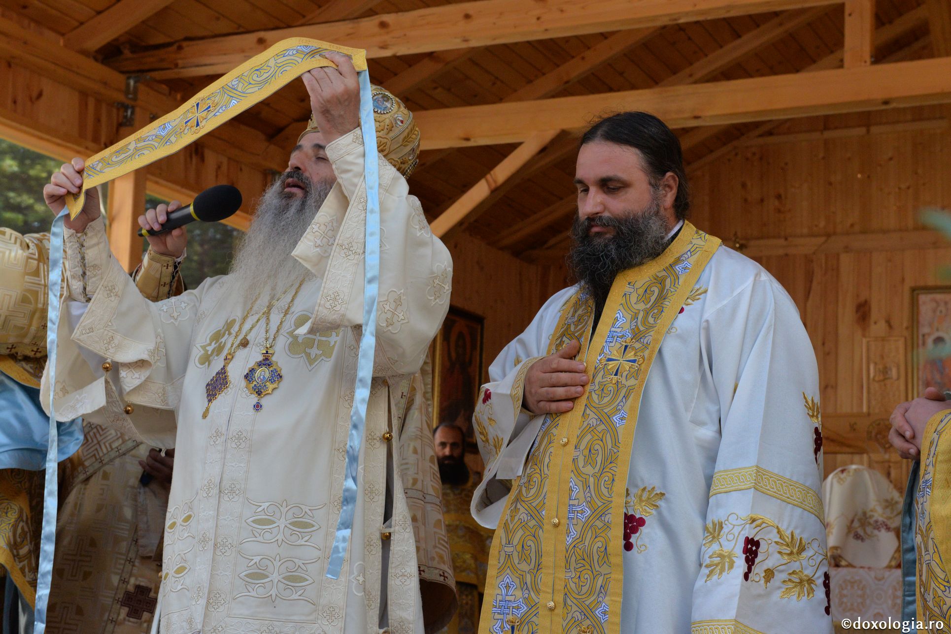 Biserica Schitului Icoana Veche, sfinţită de patru ierarhi