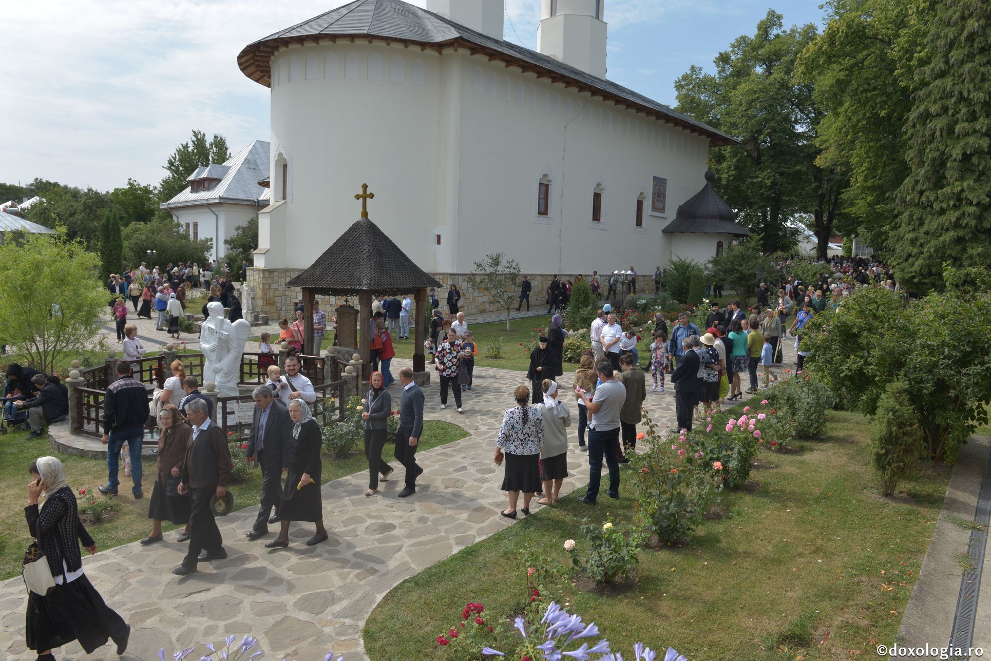 IPS Părinte Teofan, la Mănăstirea Văratec: „Omul este destinat să fie loc în care se aşază Dumnezeu”