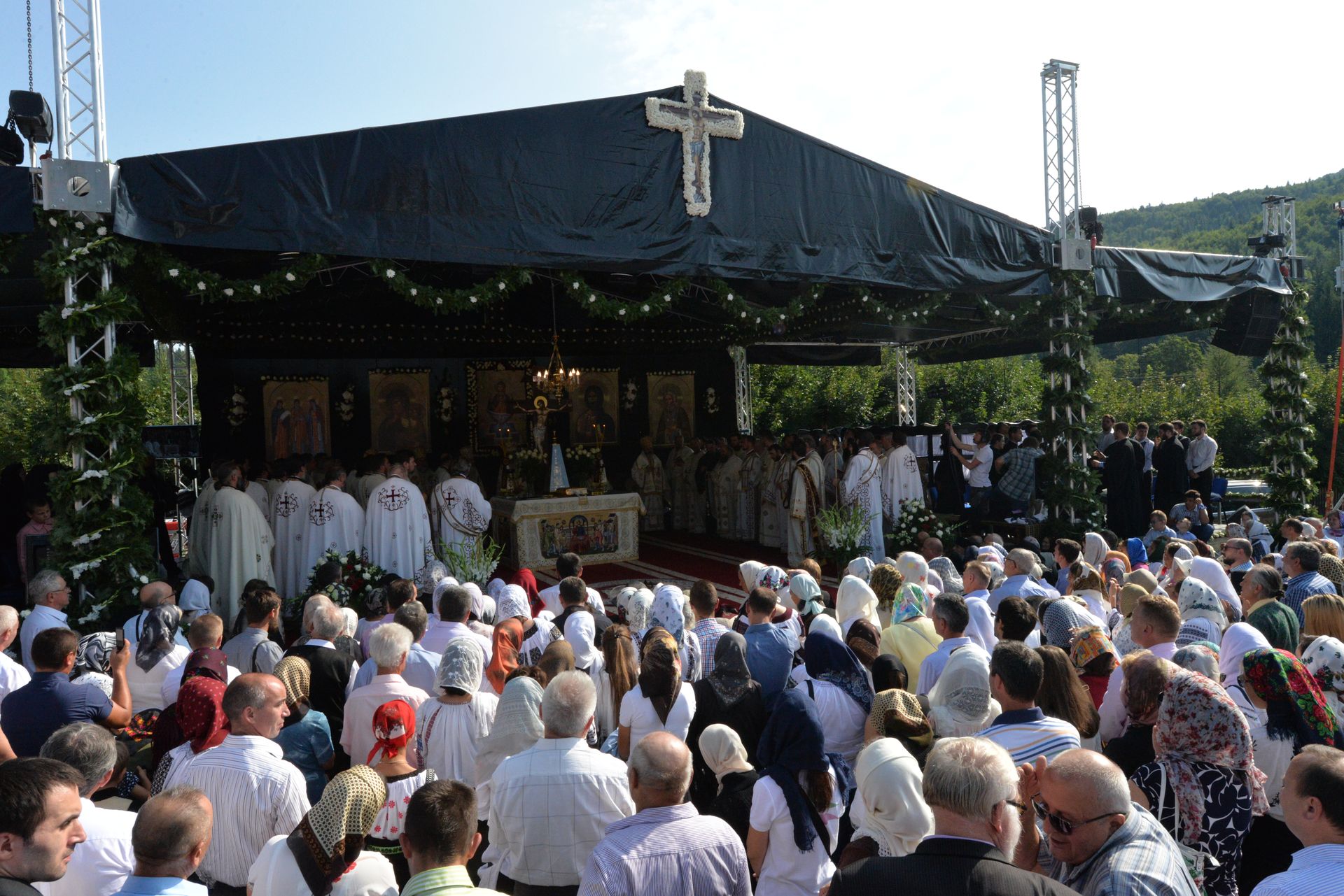 Șapte ierarhi la sfințirea bisericii mari de la Mănăstirea Sihăstria Putnei