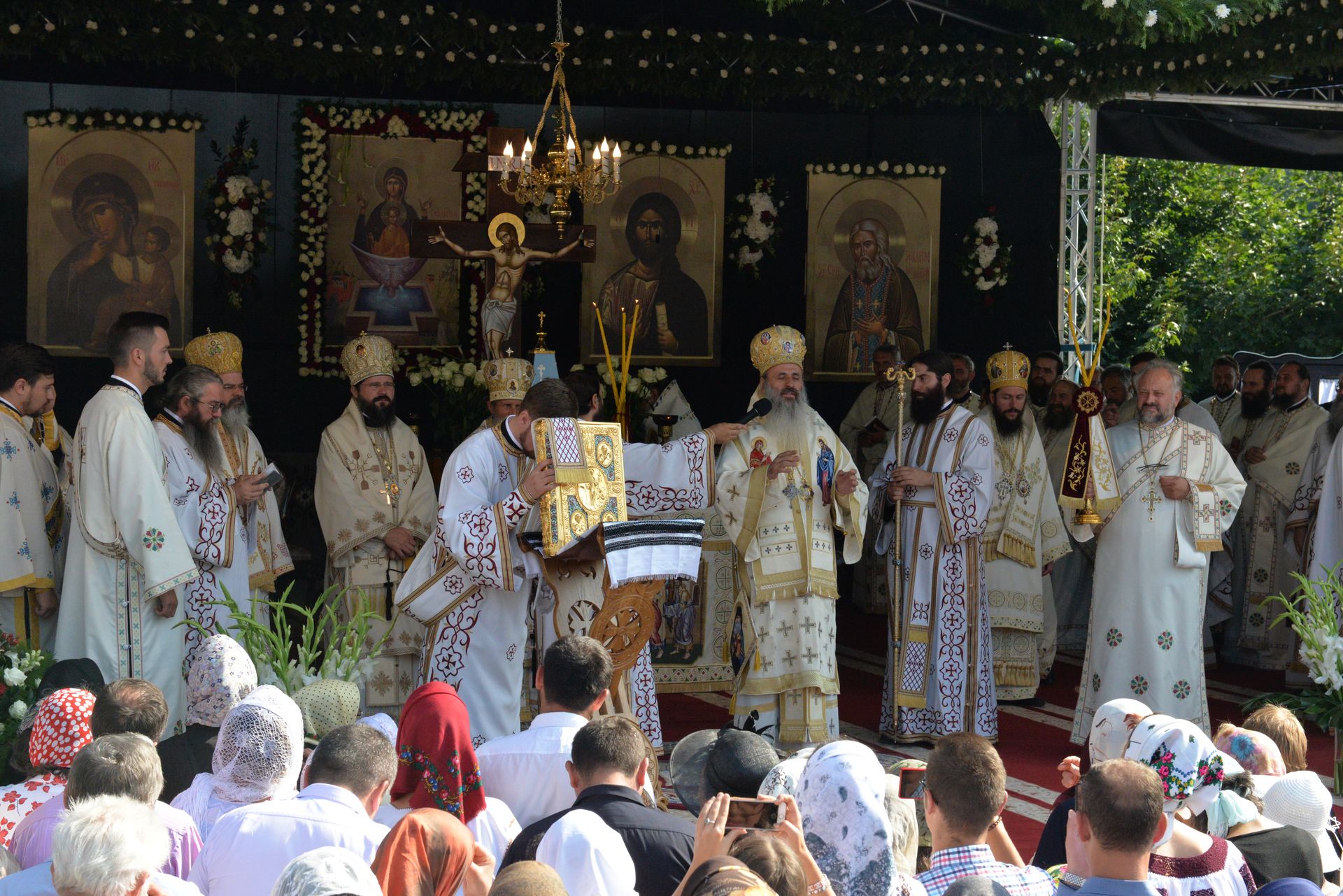 Șapte ierarhi la sfințirea bisericii mari de la Mănăstirea Sihăstria Putnei