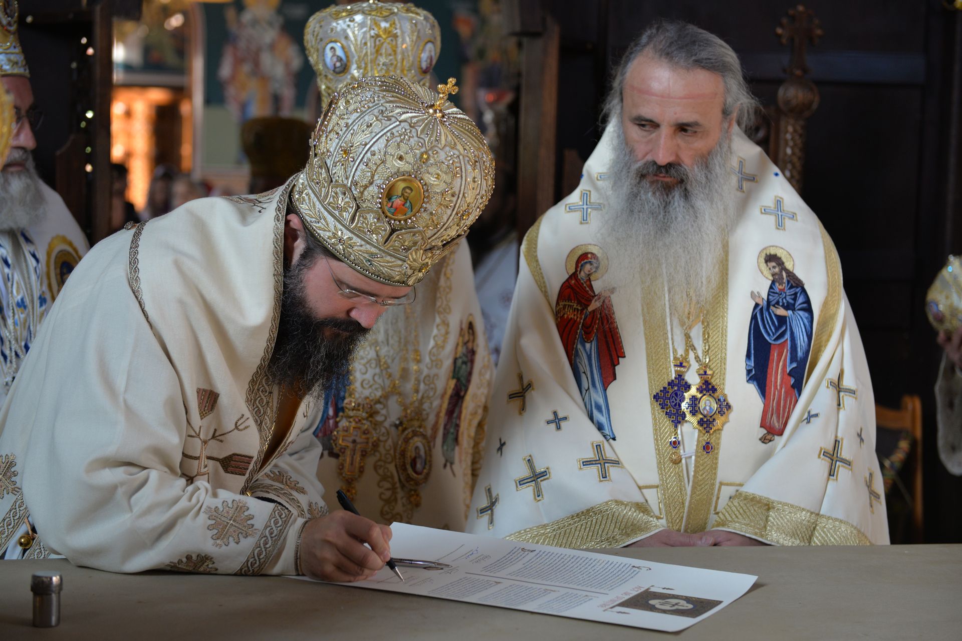 Șapte ierarhi la sfințirea bisericii mari de la Mănăstirea Sihăstria Putnei