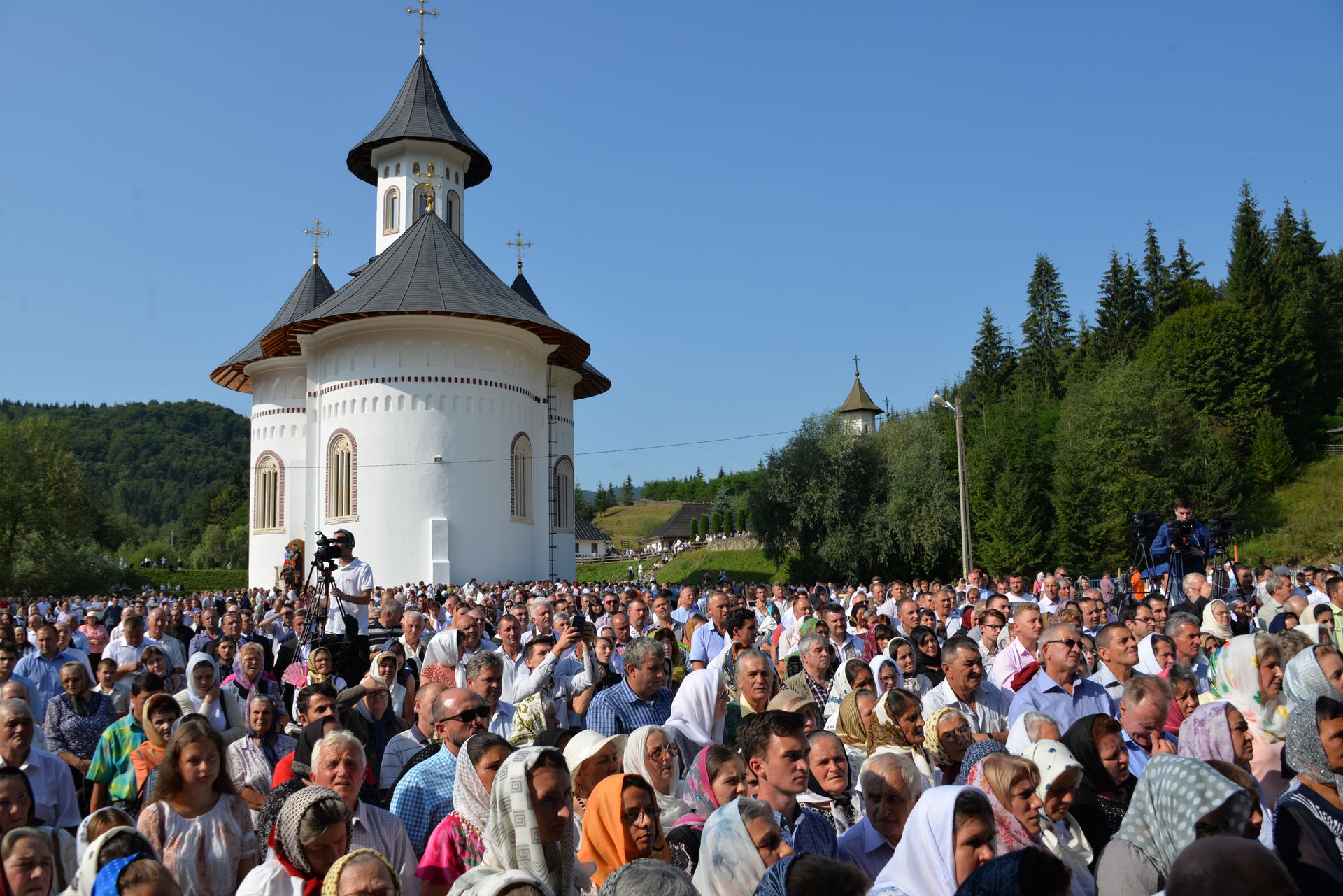 Șapte ierarhi la sfințirea bisericii mari de la Mănăstirea Sihăstria Putnei