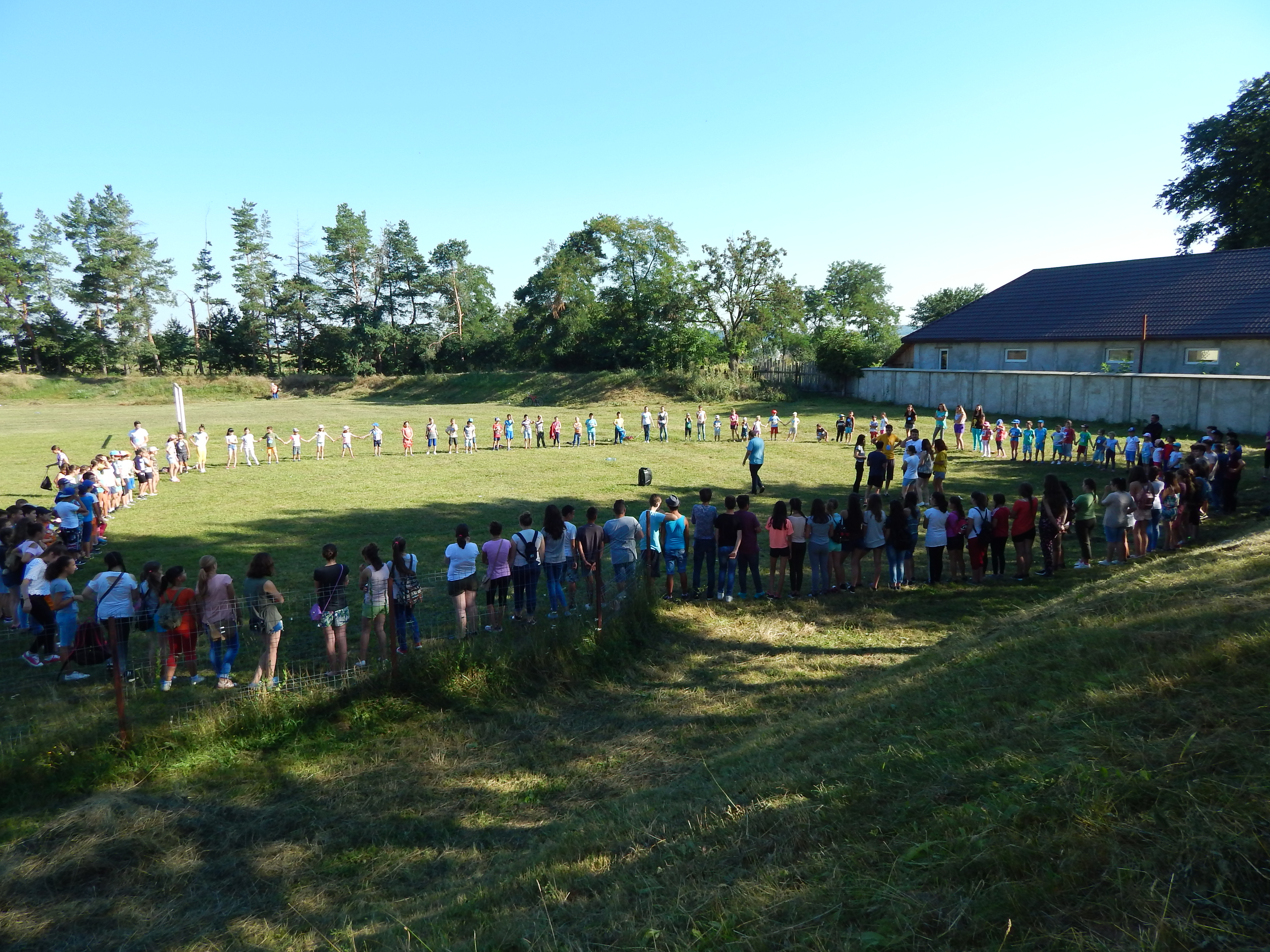 Tabăra din pridvorul satului Bodeşti