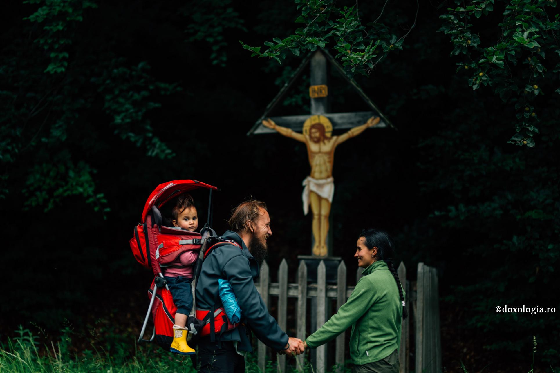 Cărțile duhovnicești – hrană pentru viața de familie / Foto: Pr. Benedict Both familie în fața unei troițe