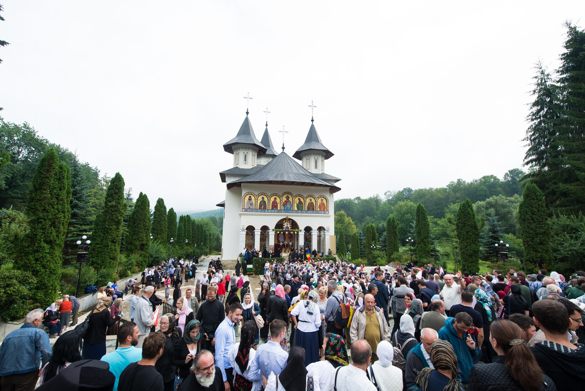 Tripticul sărbătorilor nemţene cinstit prin rugăciuni în Sihăstrie
