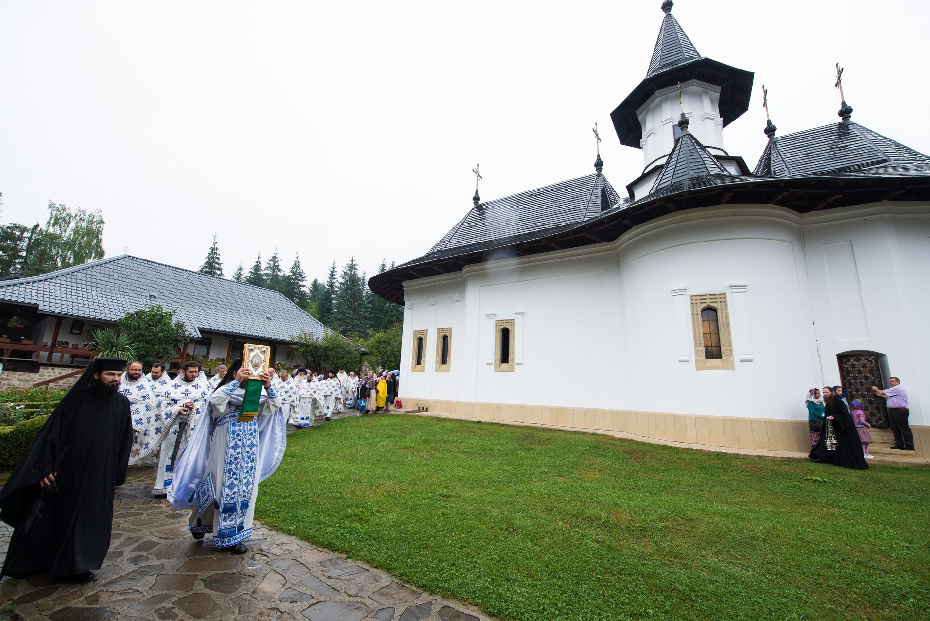 Tripticul sărbătorilor nemţene cinstit prin rugăciuni în Sihăstrie Tripticul sărbătorilor nemţene cinstit prin rugăciuni în Sihăstrie