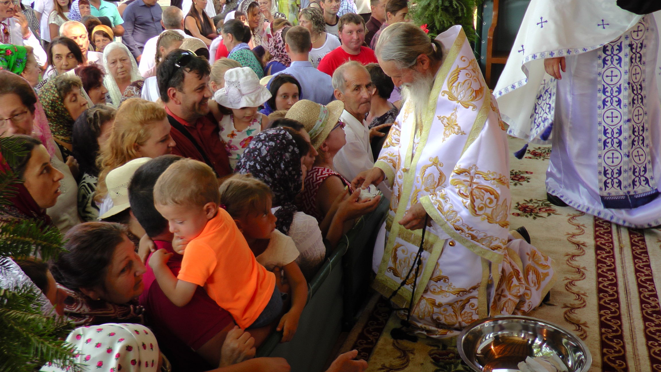 Sute de credincioşi s-au rugat împreună cu IPS Pimen la hramul Mănăstirii Slatina