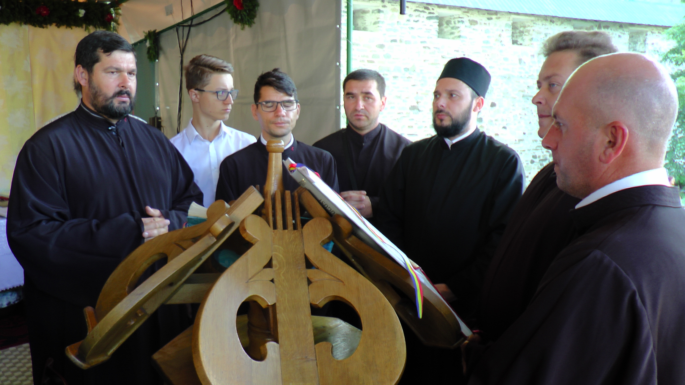 Sute de credincioşi s-au rugat împreună cu IPS Pimen la hramul Mănăstirii Slatina