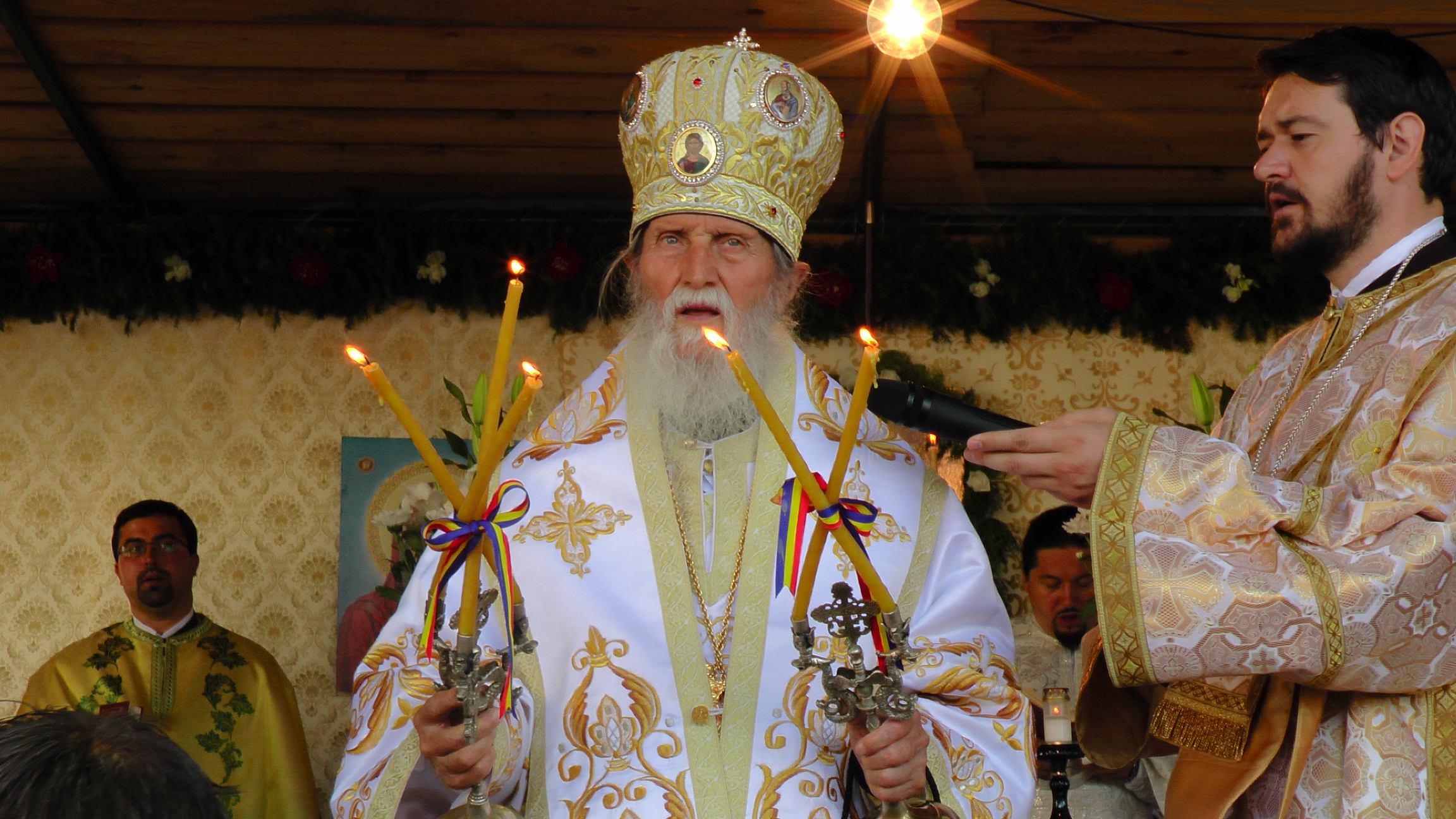 Sute de credincioşi s-au rugat împreună cu IPS Pimen la hramul Mănăstirii Slatina