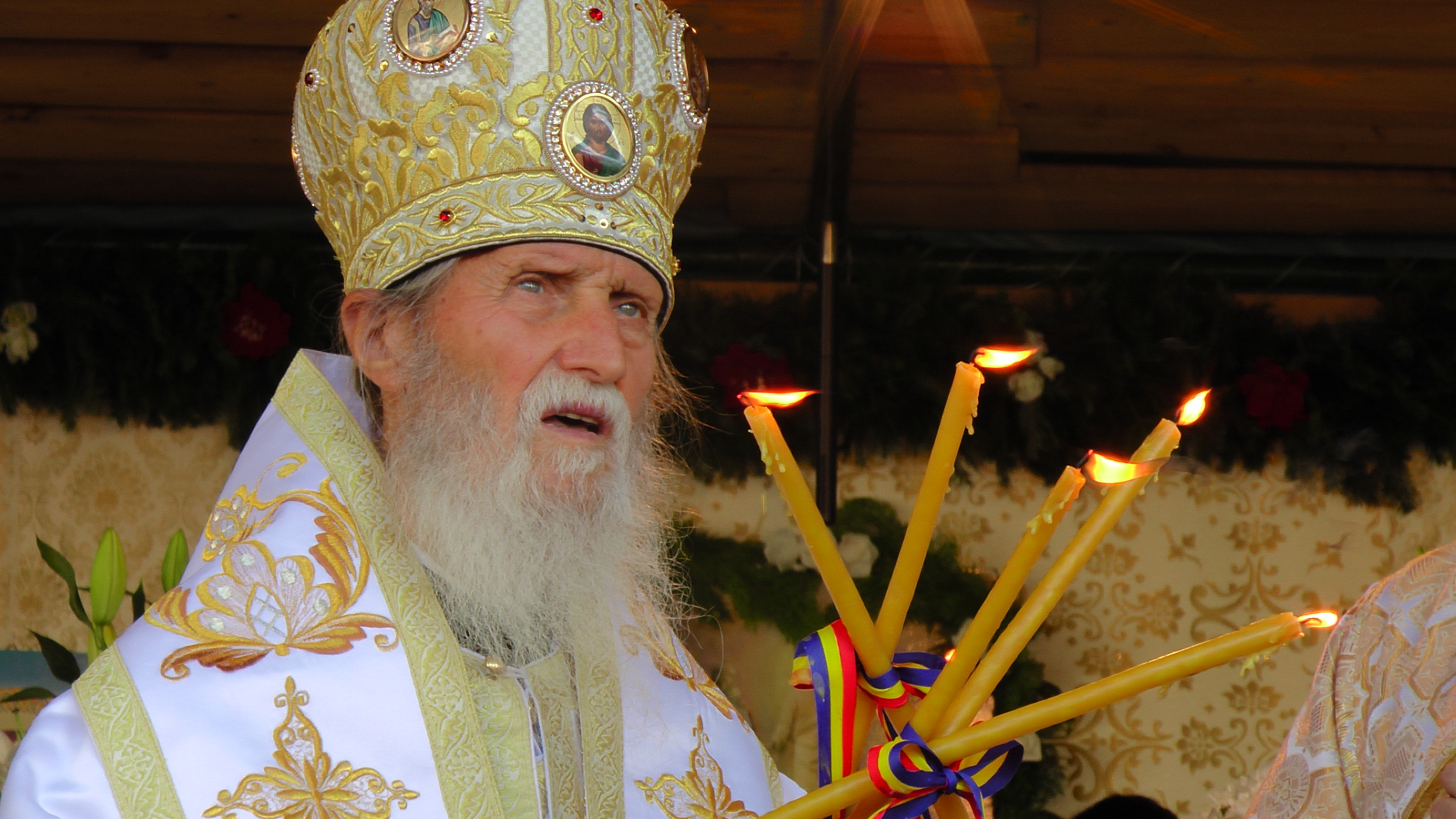 Sute de credincioşi s-au rugat împreună cu IPS Pimen la hramul Mănăstirii Slatina