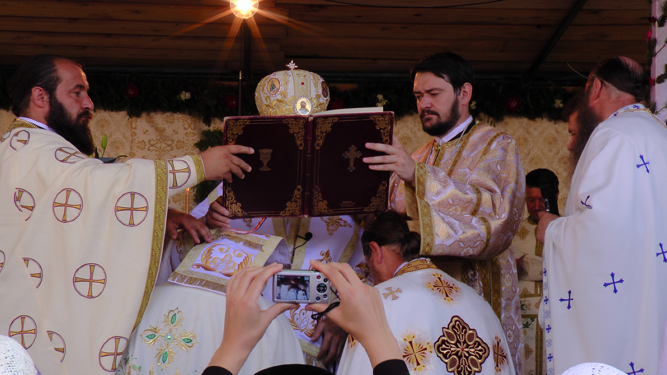 Sute de credincioşi s-au rugat împreună cu IPS Pimen la hramul Mănăstirii Slatina