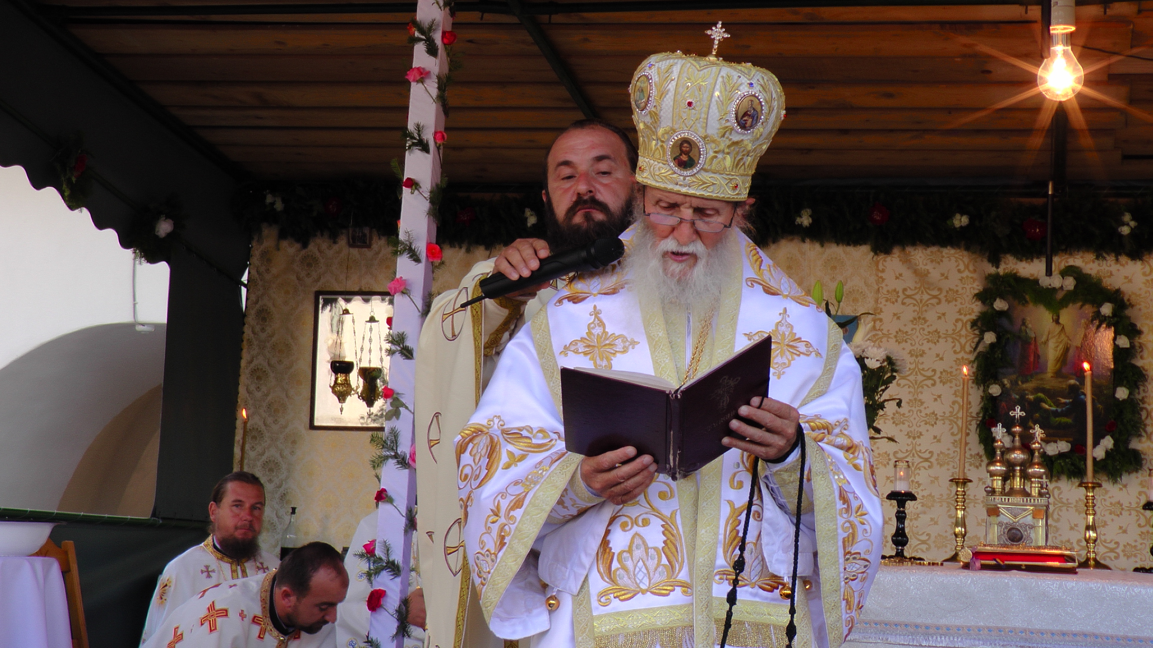 Sute de credincioşi s-au rugat împreună cu IPS Pimen la hramul Mănăstirii Slatina