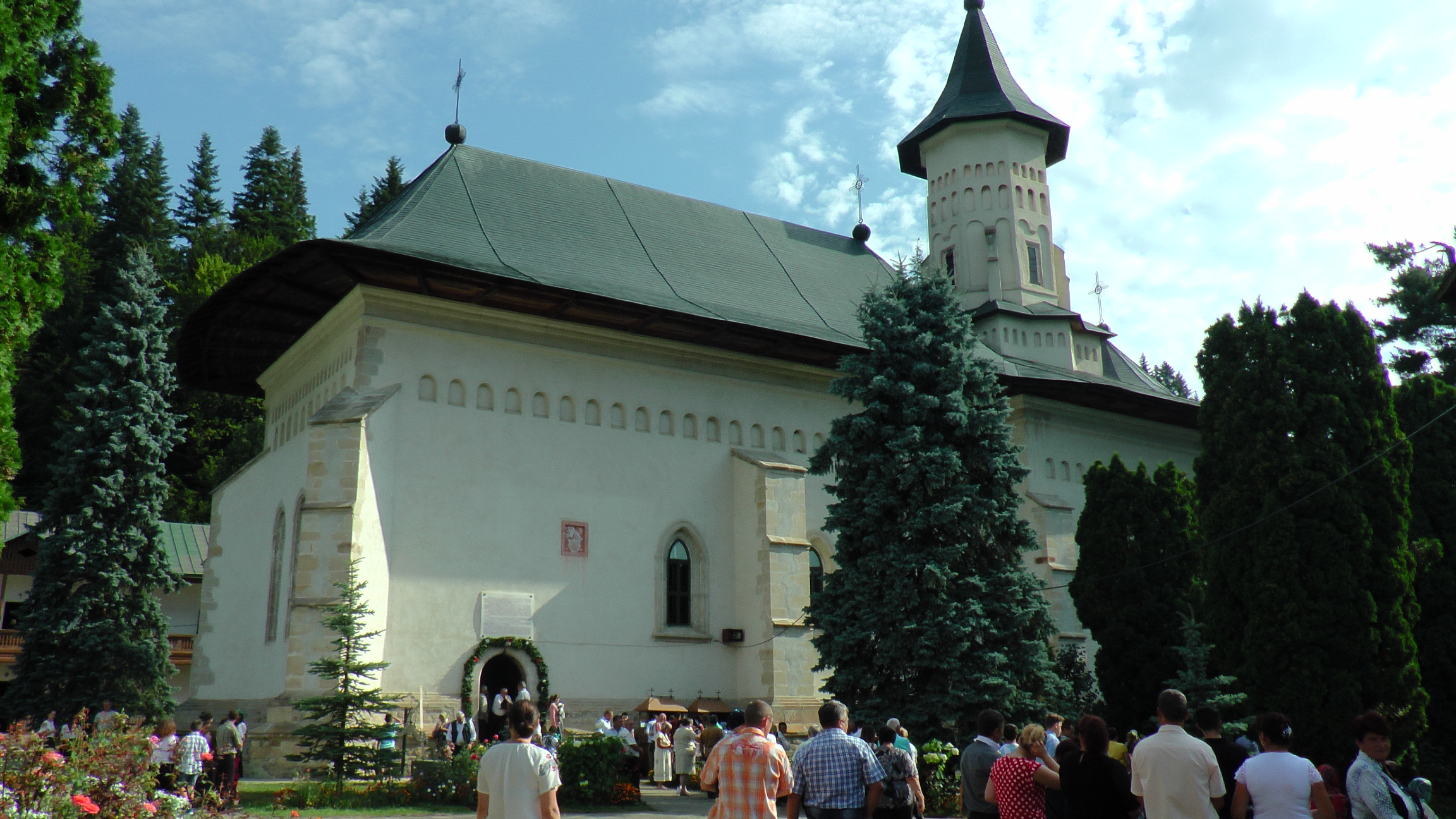 Sute de credincioşi s-au rugat împreună cu IPS Pimen la hramul Mănăstirii Slatina